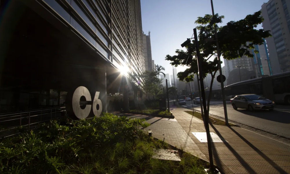 O **Instituto Nacional do Seguro Social (INSS)** decidiu suspender os **empréstimos consignados** do **C6 Bank** e exigir a devolução de R$ 300 milhões. Essa medida foi tomada após a **Controladoria-Geral da União (CGU)** identificar irregularidades em pelo menos 320 mil contratos. Segundo a publicação, esses contratos continham seguros e pacotes de serviços embutidos, o que motivou a ação do INSS. O C6 Bank, por sua vez, nega qualquer irregularidade e planeja recorrer à Justiça para contestar a decisão. A investigação da CGU revelou que muitos dos contratos de empréstimos consignados oferecidos pelo C6 Bank incluíam produtos adicionais sem o devido consentimento dos clientes. Esses produtos, como seguros e pacotes de serviços, foram considerados inadequadamente embutidos nos contratos, o que levou à decisão do INSS de suspender as operações relacionadas. Segundo o site, a inclusão desses itens sem a devida transparência pode configurar uma prática abusiva, prejudicando os consumidores, especialmente os aposentados e pensionistas, que são os principais usuários desse tipo de crédito. Em resposta à decisão do INSS, o C6 Bank afirmou que não cometeu irregularidades e que todos os seus contratos estão em conformidade com as normas vigentes. O banco declarou que irá recorrer à Justiça para reverter a suspensão e contestar a exigência de devolução dos valores. Segundo a publicação, o C6 Bank está empenhado em esclarecer a situação e garantir que seus clientes não sejam prejudicados. A disputa entre o INSS e o C6 Bank destaca a importância da transparência e da conformidade regulatória no setor financeiro, especialmente em operações que envolvem consumidores vulneráveis.