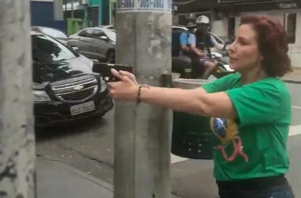 Por que Carla Zambelli foi condenada no Brasil? Carla Zambelli foi condenada por invadir sistemas do CNJ e inserir documentos falsos, além de perseguir armada o jornalista Luan Araújo. Qual foi a pena imposta a Zambelli pelo STF? O STF condenou Zambelli a 10 anos e 8 meses por invasão ao CNJ e 5 anos e 3 meses por perseguir o jornalista. Por que Zambelli fugiu para a Itália? Após a condenação no Brasil, Zambelli fugiu para a Itália para evitar cumprir sua pena. Como a Justiça italiana está lidando com o caso? A Justiça italiana autorizou a extradição de Zambelli, mas a defesa ainda pode recorrer à Corte de Cassação de Roma. Qual será o destino de Zambelli se a extradição for confirmada? Se confirmada, Zambelli cumprirá pena na Penitenciária Feminina do Distrito Federal, conhecida como Colmeia. O que aconteceu com o mandato de Zambelli na Câmara dos Deputados? A Câmara abriu um processo de cassação, mas foi arquivado. O STF anulou a votação e determinou a perda do mandato, levando Zambelli a renunciar. Quem tomará a decisão final sobre a extradição de Zambelli? A decisão final sobre a extradição será do ministro da Justiça da Itália, Carlo Nordio.