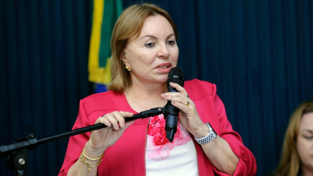 A **investigação** revelou que a deputada **Gorete Pereira** estava envolvida em um esquema de pagamento de **propina** ao ex-presidente do **INSS**, **Alessandro Stefanutto**. Segundo a publicação, Stefanutto foi demitido pelo presidente **Lula**, apesar da resistência do ministro **Lupi**. A descoberta das fraudes no INSS levou a uma série de investigações que desmantelaram um esquema de corrupção envolvendo autoridades de alto escalão. A Gazeta do Povo destaca que a deputada tinha um papel central no esquema, ordenando diretamente os pagamentos ilícitos. A investigação detalha que Gorete Pereira mantinha **contato direto** e exercia influência sobre autoridades do INSS, facilitando a execução do esquema de corrupção. Segundo o site, a relação entre a deputada e Stefanutto era de confiança mútua, o que permitia que as operações fraudulentas ocorressem sem grandes obstáculos. A demissão de Stefanutto foi um passo crucial na tentativa de desarticular a rede de corrupção, mas enfrentou resistência política, evidenciando a complexidade e o alcance do esquema. A atuação de Gorete Pereira e sua influência sobre o INSS são apontadas como fatores determinantes para o sucesso temporário das fraudes. A Gazeta do Povo relata que a operação da Polícia Federal, que teve como alvo a deputada, revelou a extensão da corrupção dentro do INSS. A investigação não apenas expôs o envolvimento direto de Gorete Pereira, mas também destacou a necessidade de reformas estruturais no sistema para prevenir futuros casos de corrupção. A demissão de Alessandro Stefanutto, embora significativa, é apenas uma parte da resposta necessária para lidar com o problema. A publicação enfatiza que a influência política e a corrupção sistêmica são desafios contínuos que exigem vigilância constante e medidas rigorosas para garantir a integridade das instituições públicas.