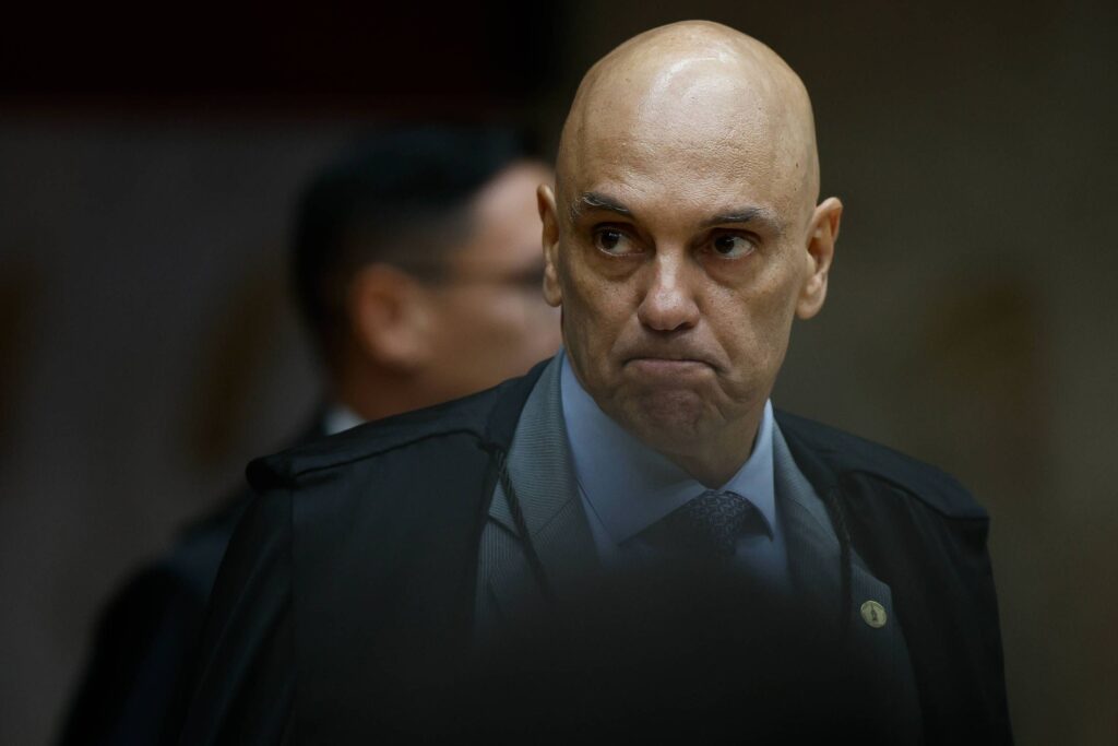 Ei, você viu a notícia sobre o vazamento de dados dos ministros do STF? 🤔 **O que aconteceu?** O STF está investigando um **vazamento ilegal** de dados fiscais de ministros e outras autoridades. Segundo a publicação, o caso agora tem **sigilo máximo**. **Por que sigilo máximo?** Para proteger informações sensíveis e garantir a integridade da investigação, segundo o site. **Quem mais foi afetado?** Além dos ministros, outras **autoridades e pessoas públicas** também tiveram dados vazados, conforme a publicação. **Como descobriram o vazamento?** Detalhes sobre como descobriram ainda não foram divulgados, devido ao sigilo. **E agora, o que acontece?** A investigação continua sob sigilo, e medidas estão sendo tomadas para proteger os dados, segundo o site. **Isso já aconteceu antes?** Vazamentos de dados são um problema recorrente, mas cada caso tem suas particularidades. **Quem está investigando?** O próprio STF está conduzindo a investigação, conforme a publicação. **Quais dados foram vazados?** Os dados fiscais, mas mais detalhes não foram divulgados por causa do sigilo. **O que é sigilo máximo?** É um nível de proteção que limita o acesso às informações a um grupo restrito, segundo o site. **Por que isso é importante?** Porque envolve a **segurança** e a **privacidade** de autoridades de alto escalão. **Como isso afeta a gente?** Mostra a importância de proteger nossos dados e a seriedade das consequências de um vazamento. **O que podemos fazer para nos proteger?** Usar senhas fortes, autenticação em duas etapas e estar atento a atividades suspeitas. **E se descobrirem quem vazou?** Os responsáveis podem enfrentar **consequências legais** severas, conforme a publicação. **Quando teremos mais informações?** Ainda não há previsão, devido ao sigilo máximo. **Por que é tão difícil resolver isso?** Porque envolve **tecnologia complexa** e **questões legais** delicadas. **O que o STF disse sobre isso?** O STF não divulgou muitos detalhes, mantendo o foco na investigação. **E as pessoas afetadas, o que disseram?** Até agora, não houve declarações públicas das pessoas afetadas. **Isso pode acontecer de novo?** Infelizmente, sim. A segurança digital é um desafio constante. **Como o STF lida com isso?** Com investigações rigorosas e medidas de segurança reforçadas. **Qual a importância de proteger dados fiscais?** Eles contêm informações pessoais e financeiras sensíveis. **E se eu tiver meus dados vazados?** Procure orientação legal e tome medidas para proteger suas informações. **O que aprendemos com isso?** A importância da **segurança digital** e da **proteção de dados** pessoais. Espero que isso ajude a entender melhor a situação! Se tiver mais dúvidas, só perguntar! 😉