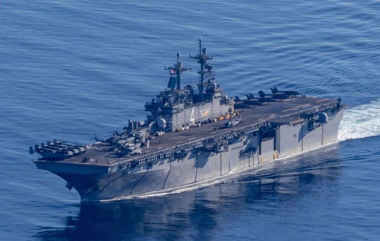 O **Irã** implementou uma cobrança de até **US$ 2 milhões** para que navios comerciais atravessem o **Estreito de Ormuz**, uma rota crucial que concentra cerca de **20% do fluxo global de petróleo e gás natural liquefeito**. Esta medida tem gerado preocupações e discussões no cenário internacional, especialmente devido à importância estratégica do estreito para o comércio global de energia. Por que o Irã está cobrando taxas para a travessia no Estreito de Ormuz? Segundo a publicação, as autoridades iranianas justificam a cobrança como uma medida para garantir a segurança na região, que tem sido afetada por tensões militares. O governo iraniano afirma que a navegação permanece liberada para países aliados, enquanto as restrições são aplicadas a nações consideradas hostis. Quais são os detalhes das cobranças? As taxas são aplicadas caso a caso, com valores que variam conforme o tipo de navio. **Petroleiros, embarcações de gás e navios de alto valor** são os principais alvos das tarifas. As negociações são conduzidas por intermediários e ocorrem de forma discreta, sem divulgação pública dos acordos. Não há informações detalhadas sobre o mecanismo de pagamento ou a moeda utilizada, conforme relatado por fontes ouvidas pela agência Bloomberg. Como a comunidade internacional está reagindo a essa medida? A medida enfrenta resistência internacional. A **Índia**, por exemplo, destacou que as leis internacionais garantem o direito de livre navegação no Estreito de Ormuz e declarou que ninguém deve impor taxas. O país é um dos mais afetados pela redução do fluxo marítimo, que caiu nas últimas semanas. Qual é o impacto dessa cobrança no fluxo de navios? O fluxo de navios no estreito diminuiu recentemente, com embarcações iranianas ou ligadas à China predominando entre as que conseguiram atravessar a rota. A **Guarda Revolucionária do Irã** interceptou um navio porta-contêineres que não teria cumprido os protocolos nem apresentado autorização para travessia. O que o Irã planeja para o futuro em relação a essas taxas? Autoridades iranianas estão discutindo a formalização das taxas como parte das negociações para o período posterior ao conflito. O Irã afirma que a segurança plena no Estreito de Ormuz só será restabelecida quando cessarem as ameaças militares na região. Em resumo, a cobrança de taxas pelo Irã para a travessia no Estreito de Ormuz é uma medida que visa garantir a segurança em uma região estratégica, mas que enfrenta resistência internacional devido ao impacto no comércio global de energia. As negociações e cobranças ocorrem de forma discreta, e o futuro dessa medida dependerá das condições políticas e de segurança na região.