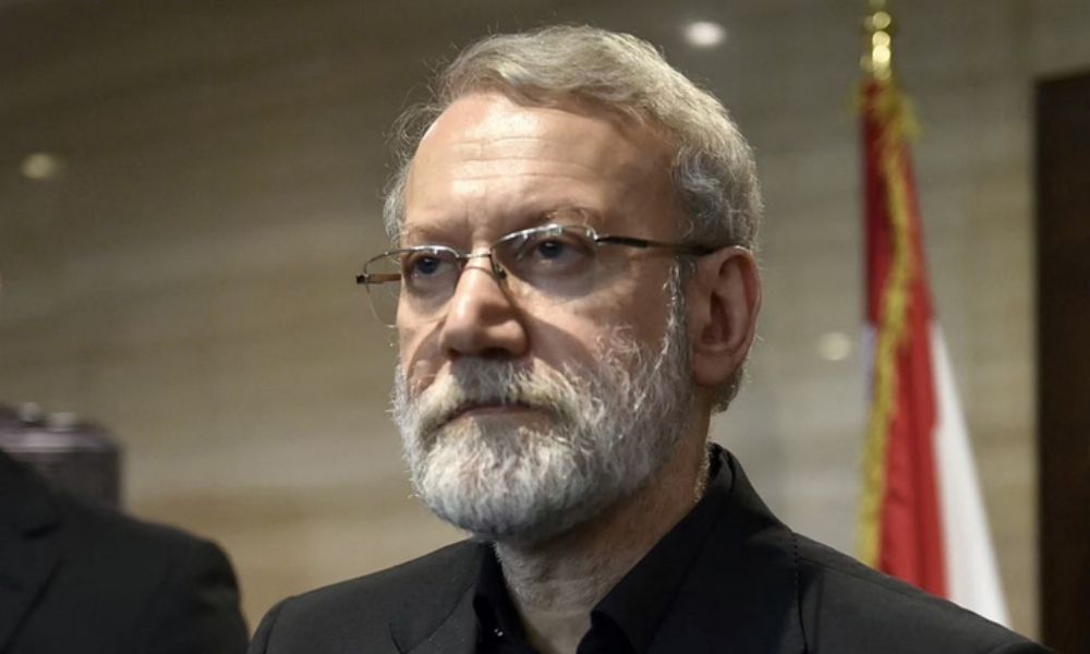 O **Irã** confirmou a morte de **Ali Larijani**, chefe de segurança do país, o que representa um grande golpe para a nação. Larijani era uma figura-chave no cenário político iraniano, conhecido por sua habilidade em lidar com questões tanto ideológicas quanto diplomáticas. Sua perda é vista como significativa, dado seu papel crucial na manutenção da estabilidade interna e na condução das relações internacionais do Irã. Segundo a publicação, Larijani desempenhava um papel central na articulação de políticas de segurança que equilibravam interesses internos e externos, sendo um mediador respeitado entre diferentes facções políticas. A morte de Larijani ocorre em um momento delicado para o Irã, que enfrenta desafios tanto internos quanto externos. Internamente, o país lida com tensões políticas e sociais, enquanto externamente enfrenta pressões internacionais relacionadas a seu programa nuclear e a sanções econômicas. Segundo o site, a habilidade de Larijani em navegar por essas complexas questões era vista como essencial para a estratégia do Irã em manter sua soberania e influência regional. Sua capacidade de diálogo e negociação era um ativo valioso para o governo iraniano, que agora se vê diante do desafio de encontrar um substituto à altura. Além disso, a morte de Larijani pode ter implicações significativas para a política externa do Irã. Ele era um dos principais arquitetos das relações diplomáticas do país, especialmente em um momento em que o Irã busca fortalecer suas alianças regionais e internacionais. Segundo a publicação, a ausência de Larijani pode levar a uma reavaliação das estratégias diplomáticas do Irã, impactando suas interações com potências globais e vizinhos regionais. A perda de uma figura tão influente pode resultar em um período de incerteza, enquanto o país busca redefinir seu caminho em um cenário global cada vez mais complexo.