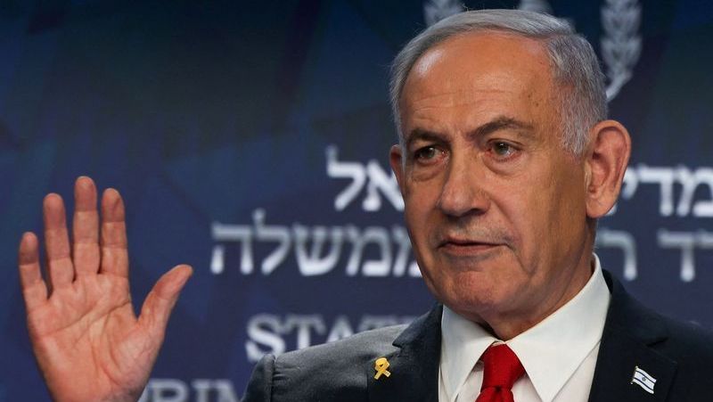 O primeiro-ministro de Israel, Benjamin **Netanyahu**, declarou que o **Irã** não possui mais a capacidade de **enriquecer urânio**, uma afirmação que, segundo a publicação da **CNN Brasil**, foi feita sem a apresentação de provas concretas. Netanyahu destacou que as ações de Israel estão focadas em destruir as instalações que produzem componentes essenciais para a construção de mísseis. Esta declaração surge em um contexto de tensões contínuas entre Israel e Irã, onde a questão do enriquecimento de urânio é central para as preocupações de segurança regional e internacional. De acordo com a CNN Brasil, a afirmação de Netanyahu reflete uma estratégia mais ampla de Israel para conter as capacidades nucleares do Irã, que tem sido um ponto de discórdia significativo entre os dois países. O enriquecimento de urânio é um processo crítico que pode ser utilizado tanto para fins civis, como a geração de energia, quanto para a produção de armas nucleares. A alegação de que o Irã não pode mais realizar esse processo, se verdadeira, representaria um marco importante na prevenção da proliferação nuclear na região. No entanto, a falta de evidências apresentadas por Netanyahu levanta questões sobre a veracidade e as implicações dessa declaração. O contexto geopolítico em torno do programa nuclear iraniano é complexo e envolve múltiplos atores internacionais. Segundo o site da CNN Brasil, as tensões entre Israel e Irã têm sido exacerbadas por uma série de incidentes e acusações mútuas, com Israel frequentemente expressando preocupações sobre as intenções nucleares do Irã. A comunidade internacional, incluindo potências como os Estados Unidos e membros da União Europeia, tem buscado mediar a situação através de negociações e acordos, como o Plano de Ação Conjunto Global (JCPOA). A declaração de Netanyahu, portanto, não apenas intensifica as tensões bilaterais, mas também pode influenciar as dinâmicas diplomáticas em torno do programa nuclear iraniano.