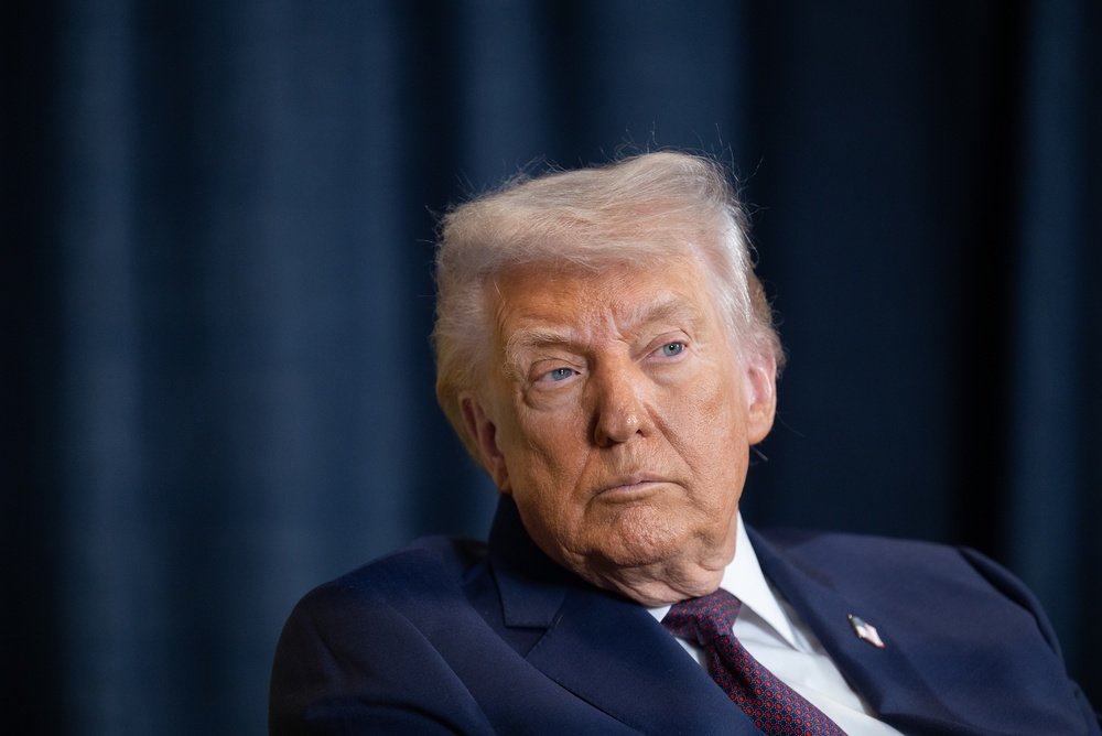 O **Irã** rejeitou o plano de paz formulado pelo presidente dos Estados Unidos, **Donald Trump**. Segundo a publicação da Revista Oeste, nesta quarta-feira, 25, o regime teocrático do país persa definiu a proposta norte-americana como “desconectada da realidade”. As autoridades iranianas também afirmaram que a Casa Branca “não ditará” os rumos da guerra em curso no Oriente Médio, que resultou no bloqueio parcial do **Estreito de Ormuz**, principal rota para escoamento mundial de petróleo. Por que o Irã rejeitou o plano de paz proposto por Trump? De acordo com a Press TV, o governo iraniano declarou que encerrará a guerra quando decidir fazê-lo e quando suas próprias condições forem atendidas. O Irã foi rápido em rejeitar o acordo de paz com os EUA, pois, segundo a agência de notícias Reuters, o Paquistão intermediou o plano entre Washington e Teerã na manhã desta quarta-feira. Quais eram as condições do plano de paz proposto por Trump? Conforme o jornal The New York Times, a proposta de Trump para o fim do conflito continha 15 pontos. Entre os itens estavam o compromisso do Irã em desativar todas as suas usinas de enriquecimento de urânio, a descontinuação de financiamento aos grupos terroristas **Hamas** e **Hezbollah** e a criação da zona marítima de livre comércio no Estreito de Ormuz. Qual foi a reação do presidente dos EUA sobre a rejeição do plano? Nesta terça-feira, 24, o presidente dos EUA chegou a afirmar que os iranianos haviam concordado em abrir mão de armas nucleares. “Grande concessão”, declarou o republicano. No entanto, a rejeição do Irã ao plano de paz demonstra que as negociações não avançaram conforme esperado por Trump. Qual é o impacto do conflito no Oriente Médio sobre o mercado de petróleo? Desde a deflagração do conflito, o preço internacional do barril da commodity passou dos US$ 100 — atualmente, a negociação está na casa dos US$ 97. O bloqueio parcial do Estreito de Ormuz, uma das principais rotas para o escoamento mundial de petróleo, tem contribuído para a instabilidade nos preços do petróleo. Quais são as condições iranianas para encerrar o conflito? A Press TV listou cinco condições iranianas para encerrar o conflito, embora o texto não as detalhe. A rejeição do plano de paz proposto por Trump indica que o Irã está firme em sua posição de que suas condições devem ser atendidas para que haja um cessar-fogo. O que isso significa para o futuro das relações entre os EUA e o Irã? A rejeição do plano de paz por parte do Irã demonstra que as tensões entre os dois países permanecem elevadas. A insistência do Irã em suas próprias condições e a recusa em aceitar a proposta dos EUA indicam que as negociações futuras podem ser desafiadoras. Em resumo, a rejeição do plano de paz proposto por Trump pelo Irã destaca a complexidade das relações internacionais no Oriente Médio. As condições impostas por ambos os lados e a importância estratégica do Estreito de Ormuz continuam a influenciar a dinâmica do conflito e o mercado global de petróleo.