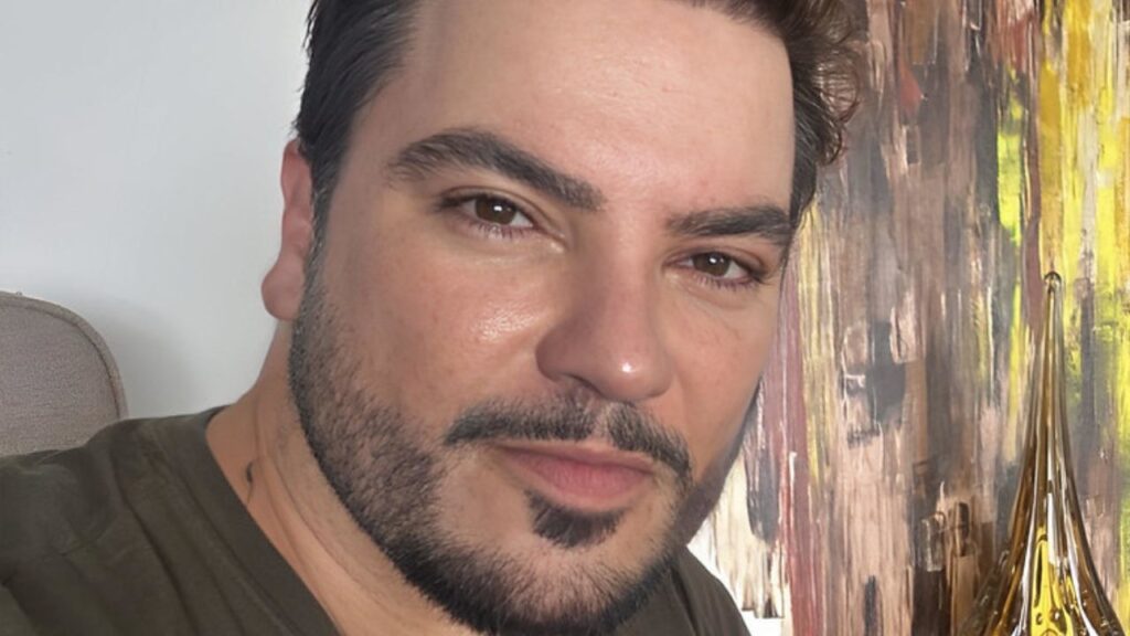 **Leonardo de Moraes**, irmão do conhecido ministro do Supremo Tribunal Federal, **Alexandre de Moraes**, é uma figura multifacetada que se destaca em diversas áreas de atuação. Com uma trajetória marcada por sua militância política, Leonardo é reconhecido por seu envolvimento com a **esquerda** e por sua carreira como **escritor** e **tabelião**. Sua influência e conexões com o ministro Alexandre de Moraes tornam sua história ainda mais relevante no cenário político e social brasileiro. Leonardo de Moraes é um **militante de esquerda** ativo, engajado em causas sociais e políticas que promovem a igualdade e a justiça social. Sua atuação política é marcada por uma visão progressista, buscando sempre contribuir para o debate público e a construção de uma sociedade mais justa. Essa militância não só define suas escolhas pessoais e profissionais, mas também reflete em sua produção literária, onde aborda temas sociais e políticos com profundidade e crítica. Além de sua militância, Leonardo é um **escritor** prolífico. Sua obra literária é caracterizada por uma análise crítica da sociedade, explorando questões contemporâneas e históricas com um olhar atento e sensível. Seus livros são reconhecidos por sua capacidade de provocar reflexão e debate, contribuindo para o enriquecimento cultural e intelectual de seus leitores. A escrita de Leonardo de Moraes não apenas entretém, mas também educa e inspira, consolidando sua posição como um importante intelectual no cenário brasileiro. No campo profissional, Leonardo de Moraes atua como **tabelião**, sendo dono de um cartório. Essa posição lhe confere um papel significativo na administração de documentos e registros públicos, uma função essencial para o funcionamento da sociedade. Como tabelião, Leonardo é responsável por garantir a autenticidade e a segurança jurídica de diversos atos e contratos, desempenhando um papel crucial na manutenção da ordem e da legalidade. A trajetória de Leonardo de Moraes é profundamente influenciada por sua relação com seu irmão, Alexandre de Moraes. O ministro do Supremo Tribunal Federal é uma figura de destaque no cenário jurídico e político do Brasil, e essa conexão familiar traz uma dimensão adicional à vida e à carreira de Leonardo. A influência de Alexandre de Moraes pode ser percebida tanto na militância política quanto na atuação profissional de Leonardo, refletindo uma troca constante de ideias e valores entre os irmãos. Em resumo, Leonardo de Moraes é uma personalidade complexa e influente, cuja militância de esquerda, produção literária e atuação como tabelião se entrelaçam para formar uma trajetória rica e significativa. Sua relação com Alexandre de Moraes adiciona uma camada de relevância à sua história, destacando a importância das conexões familiares e das influências mútuas no desenvolvimento pessoal e profissional. Leonardo de Moraes continua a ser uma voz ativa e respeitada, contribuindo de maneira significativa para o debate público e a construção de uma sociedade mais justa e igualitária.