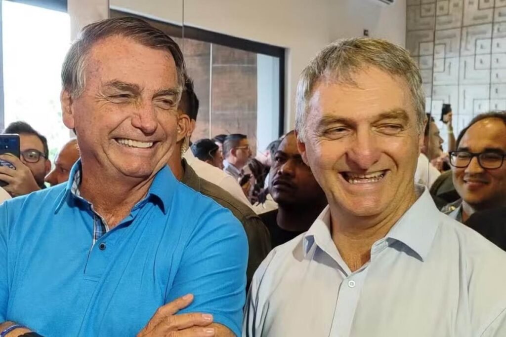 **Renato Bolsonaro Reage à Prisão Domiciliar de Jair Bolsonaro: "Nossa Luta Continua"** Na terça-feira, 25 de março, **Renato Bolsonaro**, irmão do ex-presidente **Jair Bolsonaro**, expressou suas reações nas redes sociais após a concessão de prisão domiciliar ao ex-presidente. Segundo a publicação, Renato utilizou sua conta no Instagram para agradecer aos internautas pelo apoio contínuo. Ele destacou a importância das orações e da fé, afirmando que "Deus jamais abandona os justos" e que "o Brasil precisa de Jair Bolsonaro livre". **Qual foi a reação de Renato Bolsonaro à prisão domiciliar de Jair Bolsonaro?** Renato Bolsonaro mostrou-se grato e esperançoso. Em um vídeo, ele celebrou a volta do irmão para casa, descrevendo o momento como "maravilhoso". Ele atribuiu essa conquista à fé e às orações de muitos, agradecendo a todos que participaram desse movimento de apoio. Renato enfatizou a importância de continuar orando, pois "tem muito a ser feito pelo nosso Brasil". **Como os seguidores de Renato Bolsonaro reagiram à notícia?** Nos comentários da publicação de Renato, muitos seguidores expressaram alegria e gratidão. Um internauta comentou sobre a maravilha de Deus e sua intenção de ir à igreja para agradecer pela "libertação da prisão ao nosso amado presidente Bolsonaro". Outro seguidor opinou que Bolsonaro "não deveria nem ter sido preso" e desejou bênçãos e proteção a ele. Um terceiro seguidor manifestou confiança no retorno de Bolsonaro, afirmando que ele "vai voltar em breve mais forte do que nunca". **Qual é a importância das orações mencionadas por Renato Bolsonaro?** Renato destacou que as orações desempenharam um papel crucial na obtenção da prisão domiciliar para Jair Bolsonaro. Ele acredita que as preces dos apoiadores foram ouvidas e que isso foi fundamental para a decisão judicial. A fé e a oração são vistas como pilares de esperança e força para aqueles que apoiam o ex-presidente. **O que mais foi mencionado na publicação sobre a situação de Jair Bolsonaro?** Além das reações de Renato e dos seguidores, a publicação mencionou que o pedido por prisão domiciliar de Bolsonaro reuniu 105,4 mil assinaturas, demonstrando um movimento significativo de apoio. Outros tópicos relacionados incluem a autorização de visitas em casa por Moraes e a menção de que Michelle Bolsonaro está orando por Moraes. **Quais são as expectativas para o futuro de Jair Bolsonaro segundo seus apoiadores?** Os apoiadores de Jair Bolsonaro, incluindo seu irmão Renato, mantêm uma visão otimista sobre o futuro. Eles acreditam que Bolsonaro retornará mais forte e que sua presença é essencial para o Brasil. A luta, segundo eles, continua, e a fé permanece como um elemento central nessa jornada. **Conclusão** A reação de Renato Bolsonaro à prisão domiciliar de Jair Bolsonaro reflete um sentimento de gratidão e esperança entre seus apoiadores. A fé e as orações são vistas como forças motrizes por trás dessa conquista, e a expectativa é de que Jair Bolsonaro possa retornar ao cenário político com renovada força. A mobilização de assinaturas e o apoio contínuo nas redes sociais indicam que muitos ainda veem em Bolsonaro uma figura central para o futuro do país.