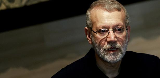 O ministro da Defesa israelense, **Israel Katz**, anunciou que o chefe do Conselho de Segurança do Irã, **Ali Larijani**, foi morto em um bombardeio em Teerã. O ataque ocorreu por volta das 23h, segundo informações divulgadas pela publicação. A ação teria sido motivada por ameaças feitas por Larijani ao ex-presidente dos Estados Unidos, **Donald Trump**. Este evento marca uma escalada nas tensões entre Israel e Irã, dois países que historicamente têm relações conflituosas, com frequentes acusações mútuas de ameaças à segurança nacional. De acordo com o site, o bombardeio em Teerã foi uma operação cirúrgica, planejada para atingir especificamente Larijani, que era visto como uma figura central na estratégia de segurança iraniana. A morte de Larijani pode ter implicações significativas para a política interna do Irã, dado seu papel influente no governo. Além disso, a ação israelense pode ser interpretada como uma mensagem clara de que ameaças contra líderes ocidentais, como Trump, não serão toleradas. Este incidente pode ainda intensificar as tensões na região, já que o Irã pode buscar retaliar de alguma forma, aumentando o risco de conflitos armados. O impacto deste ataque pode se estender além das fronteiras do Oriente Médio. Segundo a publicação, a morte de uma figura tão proeminente como Larijani pode afetar as negociações nucleares em andamento entre o Irã e outras potências mundiais. A comunidade internacional observa com preocupação o desenrolar dos acontecimentos, temendo que um aumento nas hostilidades possa desestabilizar ainda mais uma região já volátil. Em um cenário global onde a diplomacia é crucial para a manutenção da paz, ações como esta ressaltam a fragilidade das relações internacionais e a necessidade de diálogo para evitar conflitos maiores.
