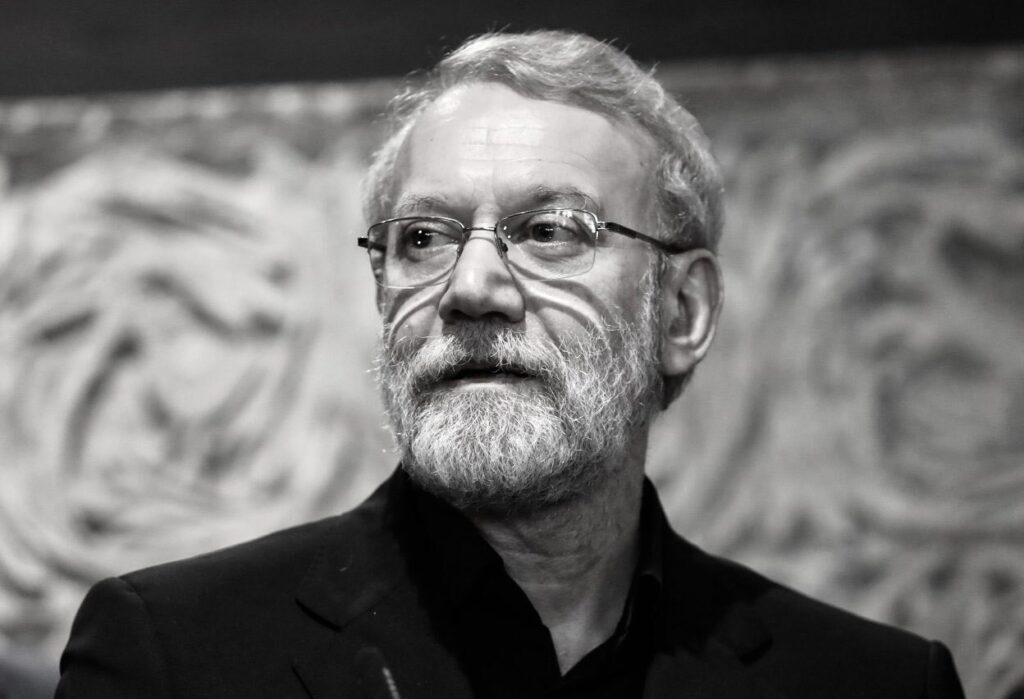 O ministro da Defesa de Israel, **Israel Katz**, anunciou que o Exército israelense realizou ataques aéreos que resultaram na morte de **Ali Larijani**, chefe de segurança do Irã, e do líder da milícia **Basij**. Segundo Katz, os ataques ocorreram durante a noite e foram bem-sucedidos em atingir seus alvos principais. A confirmação da morte de Larijani foi feita por meio de um comunicado oficial, no qual Katz afirmou ter sido informado pelos militares sobre o desfecho da operação. Este evento marca um ponto significativo nas tensões entre Israel e Irã, destacando a contínua instabilidade na região. De acordo com a publicação, a imprensa estatal do Irã havia divulgado anteriormente uma nota manuscrita atribuída a Larijani, que prestava homenagem a marinheiros, embora não tenha ficado claro o contexto ou a data exata dessa nota. A morte de Larijani representa um golpe significativo para a estrutura de segurança do Irã, uma vez que ele ocupava uma posição de destaque na hierarquia militar do país. Além disso, a eliminação do líder da milícia Basij, uma força paramilitar conhecida por sua lealdade ao regime iraniano, pode ter implicações nas operações internas de segurança e na capacidade de resposta do Irã a ameaças externas. Esses ataques aéreos refletem a escalada das tensões entre Israel e Irã, com ambos os países frequentemente se acusando de ações hostis e espionagem. Segundo o site, a operação israelense pode ser vista como uma tentativa de enfraquecer a influência iraniana na região e de prevenir possíveis ameaças à segurança de Israel. A morte de figuras tão proeminentes pode levar a retaliações por parte do Irã, aumentando ainda mais a volatilidade no Oriente Médio. A situação requer atenção internacional, pois qualquer escalada adicional pode ter repercussões significativas para a estabilidade regional e global.