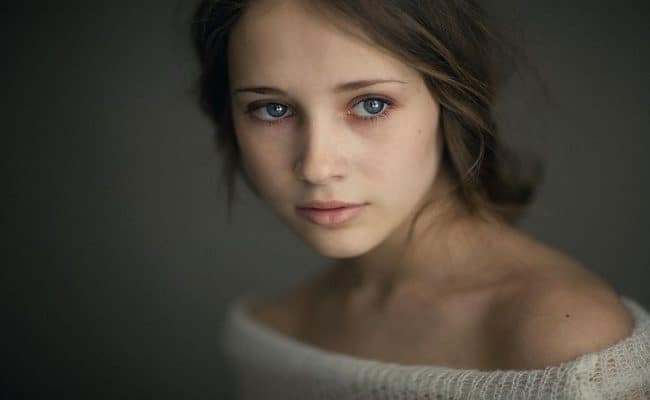 Quando você é um **pensador profundo** e uma **alma sensível**, a insônia pode se tornar uma companheira constante. Segundo a publicação do site O Segredo, a cama, que deveria ser um local de descanso e tranquilidade, transforma-se em um palco onde pensamentos e medos se manifestam simultaneamente. Esse fenômeno ocorre porque pessoas com essas características tendem a refletir intensamente sobre suas experiências e emoções, muitas vezes revisitando eventos passados e preocupando-se com o futuro. Essa atividade mental incessante pode dificultar o relaxamento necessário para adormecer, resultando em noites mal dormidas e cansaço durante o dia. Além da insônia, ser um pensador profundo e uma alma sensível pode impactar outras áreas da vida. Segundo o site, essas pessoas frequentemente experimentam emoções de maneira intensa, o que pode levar a uma maior empatia e compreensão dos sentimentos alheios. No entanto, essa sensibilidade também pode torná-las mais vulneráveis ao estresse e à ansiedade, já que absorvem facilmente as energias e emoções do ambiente ao seu redor. Essa característica pode ser tanto uma bênção quanto um desafio, pois, enquanto permite uma conexão mais profunda com os outros, também pode resultar em sobrecarga emocional. Por fim, o site O Segredo destaca que, apesar dos desafios, ser um pensador profundo e uma alma sensível oferece uma perspectiva única sobre o mundo. Essas pessoas tendem a buscar significado e propósito em suas vidas, valorizando experiências autênticas e relações genuínas. Essa busca constante por profundidade e compreensão pode levar a um crescimento pessoal significativo e a uma vida rica em insights e aprendizados. No entanto, é importante que essas pessoas encontrem maneiras de equilibrar suas emoções e pensamentos, garantindo momentos de descanso e autocuidado para manter o bem-estar mental e emocional.