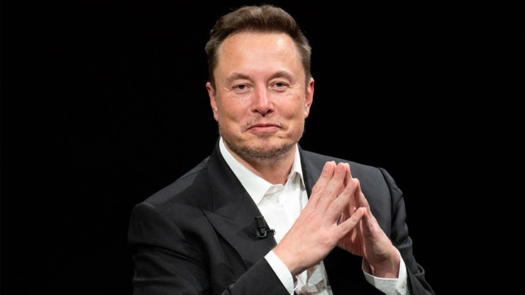 Um **júri federal dos Estados Unidos** considerou **Elon Musk** culpado por suposta fraude relacionada à compra do **Twitter**, atualmente conhecido como X. A decisão foi anunciada na sexta-feira, dia 20, e envolve alegações de que Musk teria manipulado o mercado para influenciar o preço das ações da plataforma. De acordo com a publicação, ex-acionistas afirmaram que Musk teria pressionado pela queda das ações da empresa com o objetivo de renegociar ou até mesmo abandonar a aquisição avaliada em **US$ 44 bilhões**. Os autores da ação alegam que Musk fez declarações enganosas nas redes sociais, sugerindo que a plataforma subestimava o número de contas automatizadas, conhecidas como bots. Segundo o site, essas declarações teriam impactado negativamente o valor das ações do Twitter, criando incertezas no mercado e afetando a confiança dos investidores. A estratégia, conforme os ex-acionistas, teria sido uma tentativa de Musk para reduzir o preço de compra ou desistir do acordo sem penalidades financeiras significativas. A condenação de Musk por fraude no contexto da aquisição do Twitter ressalta a complexidade e os riscos envolvidos em transações de grande escala no mercado de tecnologia. Este caso destaca a importância da transparência e da precisão nas comunicações corporativas, especialmente quando feitas por figuras públicas influentes como Musk. A decisão do júri pode ter implicações significativas para o comportamento futuro de executivos em negociações de alto perfil, reforçando a necessidade de responsabilidade e clareza nas declarações públicas.