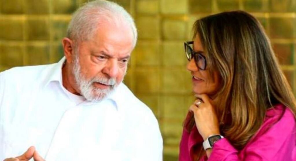 **Janja é desmoralizada por Nikolas, assombra o Planalto, mas situação piora para Lula com questionamento de conhecida jornalista** Recentemente, um episódio envolvendo **Janja**, esposa do presidente **Luiz Inácio Lula da Silva**, e o deputado **Nikolas Ferreira** ganhou destaque nas redes sociais e na mídia. Segundo a publicação do Jornal da Cidade Online, Nikolas Ferreira respondeu de forma contundente a acusações feitas por Janja em um vídeo, o que gerou uma grande repercussão e preocupação no **Palácio do Planalto**. **Quem é Nikolas Ferreira e qual foi sua resposta a Janja?** Nikolas Ferreira é um deputado conhecido por sua atuação incisiva e por suas respostas diretas a figuras públicas. Neste caso específico, ele rebateu as acusações de Janja, que foram consideradas infundadas e levianas. A resposta de Nikolas não apenas viralizou, mas também atingiu milhões de visualizações, destacando-se como um dos temas mais comentados nas redes sociais. **Qual foi o impacto da resposta de Nikolas Ferreira?** A resposta de Nikolas Ferreira teve um impacto significativo, pois não apenas desmoralizou Janja, mas também trouxe uma nova preocupação para o Palácio do Planalto. A desmoralização de Janja, segundo a publicação, atinge diretamente o presidente Lula, criando um cenário de tensão e incerteza. **Como a situação piorou para Lula?** Além da resposta de Nikolas, a situação para Lula se complicou ainda mais com um questionamento feito pela jornalista **Madeleine Lacsko**. Segundo a mesma fonte, Madeleine levantou questões que expõem a verdadeira face de Lula, trazendo à tona detalhes e revelações do passado do presidente. Essas informações estão presentes no livro "O Homem Mais Desonesto do Brasil - A verdadeira face de Luiz Inácio Lula da Silva", que promete revelar aspectos controversos da trajetória de Lula. **Por que o questionamento de Madeleine Lacsko é relevante?** O questionamento de Madeleine Lacsko é relevante porque coloca em evidência aspectos do passado de Lula que ele teria tentado esconder. A jornalista é conhecida por sua postura crítica e por investigar a fundo questões políticas, o que confere peso às suas declarações. A exposição desses detalhes pode influenciar a percepção pública sobre Lula e sua administração. **Qual é a importância do livro mencionado na publicação?** O livro "O Homem Mais Desonesto do Brasil - A verdadeira face de Luiz Inácio Lula da Silva" é citado como uma fonte de informações que revelam a verdadeira face de Lula. Segundo a publicação, o livro traz detalhes e revelações que podem mudar a forma como o público vê o presidente. Embora o livro seja mencionado, é importante notar que a publicação não fornece detalhes específicos sobre seu conteúdo. **Como esses eventos afetam o cenário político atual?** Esses eventos afetam o cenário político atual ao aumentar a pressão sobre o governo de Lula. A desmoralização de Janja e os questionamentos levantados por Madeleine Lacsko criam um ambiente de incerteza e desconfiança. A repercussão nas redes sociais e na mídia pode influenciar a opinião pública e, consequentemente, o apoio ao governo. Em resumo, a resposta de Nikolas Ferreira a Janja e o questionamento de Madeleine Lacsko representam desafios significativos para o presidente Lula. A situação destaca a importância da comunicação e da gestão de crises no cenário político atual, onde a informação se espalha rapidamente e pode ter consequências duradouras.