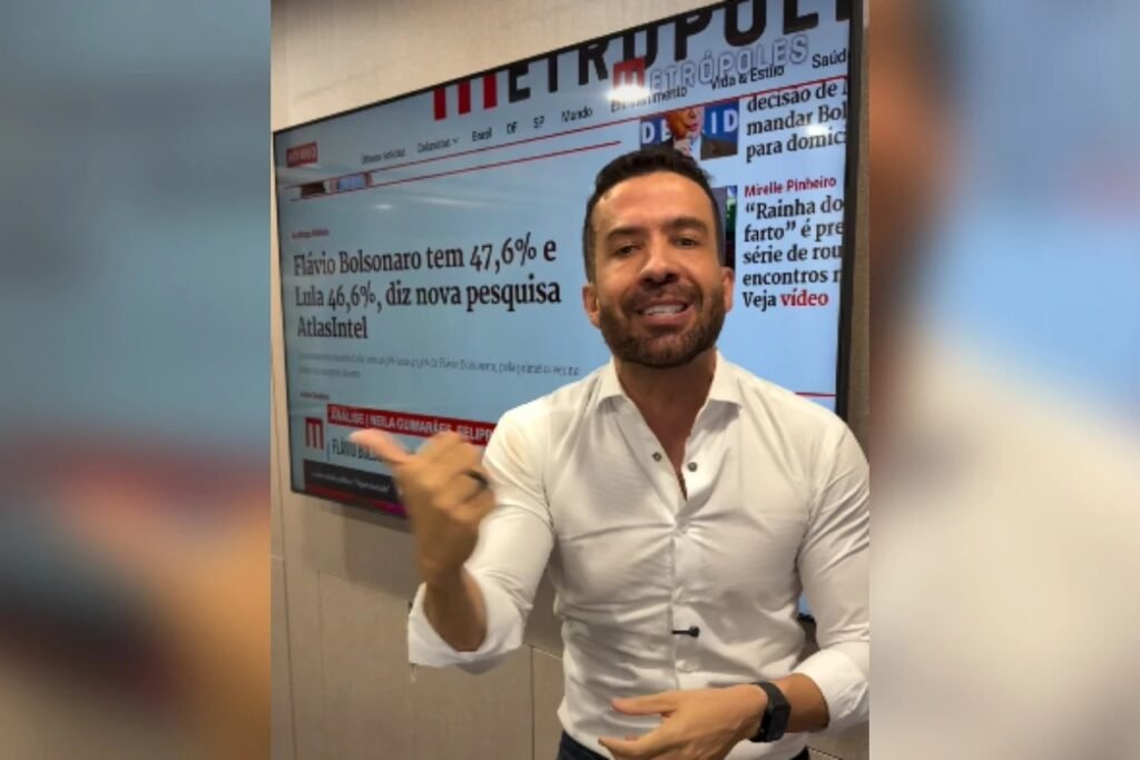 Por que Janones acredita que Lula pode perder para Flávio Bolsonaro? André Janones alerta que Lula pode perder nas eleições se a esquerda não se mobilizar. Ele destaca que discursos bonitos não serão suficientes para vencer Flávio Bolsonaro. Qual é a situação atual nas pesquisas eleitorais? A pesquisa AtlasIntel mostra Flávio Bolsonaro numericamente à frente de Lula, com 47,6% contra 46,6% em uma simulação de segundo turno, dentro da margem de erro. O que Janones sugere para a campanha de Lula? Janones sugere que a campanha de Lula deve adotar uma linguagem mais direta e popular, além de expor as ligações de Flávio Bolsonaro com escândalos, como o do Banco Master. Qual é a crítica de Janones sobre a confiança nas pesquisas? Janones critica a confiança excessiva na ideia de que as pesquisas estão erradas ou que a vitória está garantida, enfatizando a necessidade de ação concreta. Como Janones descreve a estratégia necessária para vencer? Ele afirma que é preciso "sentar o c4cete" no adversário, ou seja, ser mais agressivo e direto na campanha, abordando questões controversas e falando a linguagem do povo. Quais são as consequências de não seguir o conselho de Janones? Se a esquerda não se mobilizar e adotar uma estratégia mais agressiva, Janones acredita que Lula pode sofrer uma derrota significativa nas eleições.