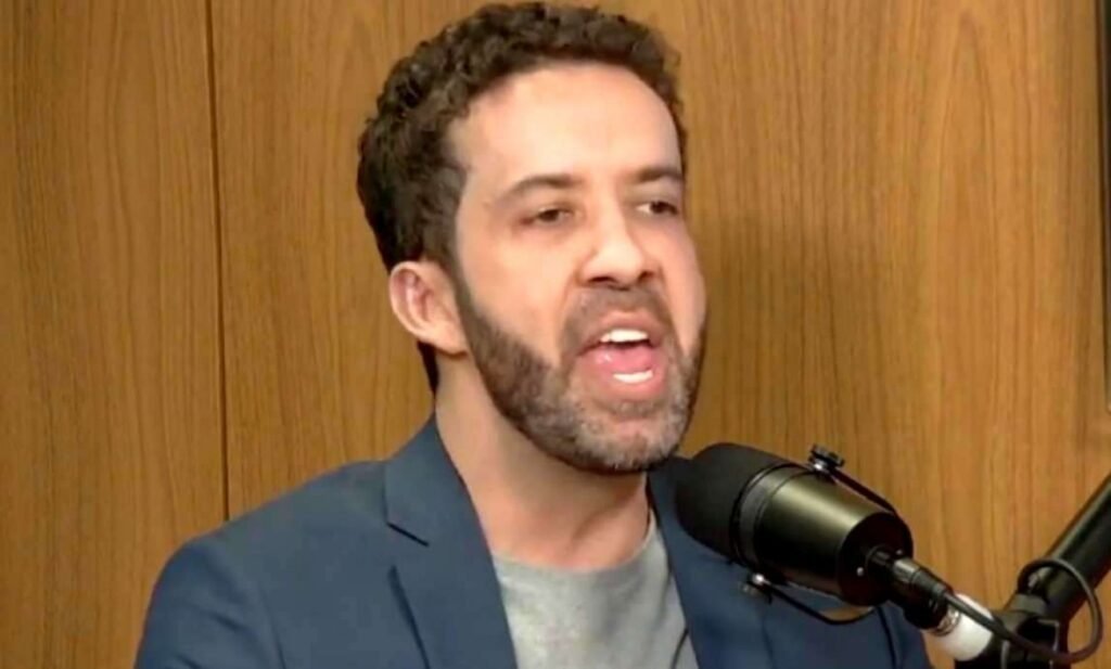 Por que André Janones pode ser expulso da OAB? André Janones enfrenta a iminência de expulsão da OAB-MG por cometer três infrações ético-disciplinares em menos de cinco anos. Quais são as infrações cometidas por Janones? Uma das infrações inclui não repassar ao cliente o dinheiro de uma ação vencida, considerado um escândalo. O que acontece quando um advogado é suspenso três vezes? Um advogado suspenso três vezes em cinco anos é automaticamente excluído da OAB. Janones pode recorrer da decisão? Sim, ele pode recorrer ao Conselho Pleno da OAB-MG, mas a chance de sucesso é baixa. Qual é o papel do Conselho Pleno da OAB-MG? O Conselho Pleno da OAB-MG é responsável por deliberações sobre exclusões de advogados. Quais são as consequências para Janones se for expulso? Se expulso, Janones perderá o direito de exercer a advocacia em Minas Gerais. Como a OAB-MG se posicionou sobre o caso? A OAB-MG afirmou que as deliberações sobre exclusão são exclusivas do Conselho Pleno. O que Janones pode fazer para evitar a expulsão? Ele pode apresentar um recurso ao Conselho Pleno, mas a decisão final é incerta. Qual é a importância do caso para a OAB? O caso destaca a importância da ética e disciplina na advocacia, reforçando a credibilidade da OAB. Como o público está reagindo ao escândalo? O público está atento ao desfecho, considerando a gravidade das acusações contra Janones. Quais são as implicações para a carreira política de Janones? A expulsão pode afetar negativamente sua imagem e carreira política. O que o caso revela sobre a ética na advocacia? Revela a necessidade de rigor na conduta ética dos advogados para manter a confiança pública. Como a mídia está cobrindo o caso? A mídia destaca o escândalo e as possíveis consequências para Janones e a OAB. Quais são os próximos passos no processo de Janones? Aguardam-se os recursos e a decisão final do Conselho Pleno da OAB-MG. O que o caso ensina sobre responsabilidade profissional? Ensina que a responsabilidade e ética são fundamentais para a prática da advocacia. Como a OAB pode prevenir casos semelhantes no futuro? A OAB pode reforçar a fiscalização e promover a ética entre seus membros. Qual é a mensagem para outros advogados? A mensagem é clara: infrações éticas têm consequências sérias e podem comprometer carreiras. O que o público espera do desfecho do caso? O público espera justiça e que a ética prevaleça na decisão final. Como a situação de Janones pode impactar a confiança na OAB? Pode abalar a confiança se não houver uma resposta firme e ética da entidade. Qual é o papel da ética na advocacia? A ética é crucial para garantir a justiça e a confiança no sistema legal. O que Janones pode aprender com essa experiência? Ele pode aprender sobre a importância da ética e responsabilidade em sua profissão. Como a OAB pode melhorar sua imagem após o caso? A OAB pode reforçar seu compromisso com a ética e transparência em suas ações. O que o caso de Janones simboliza para a advocacia brasileira? Simboliza um alerta sobre a importância da ética e disciplina na profissão. Quais são as lições para futuros advogados? Futuros advogados devem priorizar a ética e responsabilidade em suas carreiras. Como a sociedade pode se beneficiar de um sistema legal ético? Um sistema legal ético garante justiça, confiança e proteção dos direitos dos cidadãos. O que o caso de Janones ensina sobre integridade profissional? Ensina que a integridade é essencial para a credibilidade e sucesso na advocacia. Como a OAB pode garantir a ética entre seus membros? A OAB pode implementar treinamentos e fiscalizações rigorosas para garantir a ética. Qual é a importância da transparência no processo de exclusão? A transparência assegura que o processo seja justo e mantenha a confiança pública. Como o caso pode influenciar futuras decisões da OAB? Pode levar a OAB a adotar medidas mais rigorosas para prevenir infrações éticas. O que o público pode fazer para apoiar a ética na advocacia? O público pode exigir transparência e responsabilidade dos advogados e da OAB.