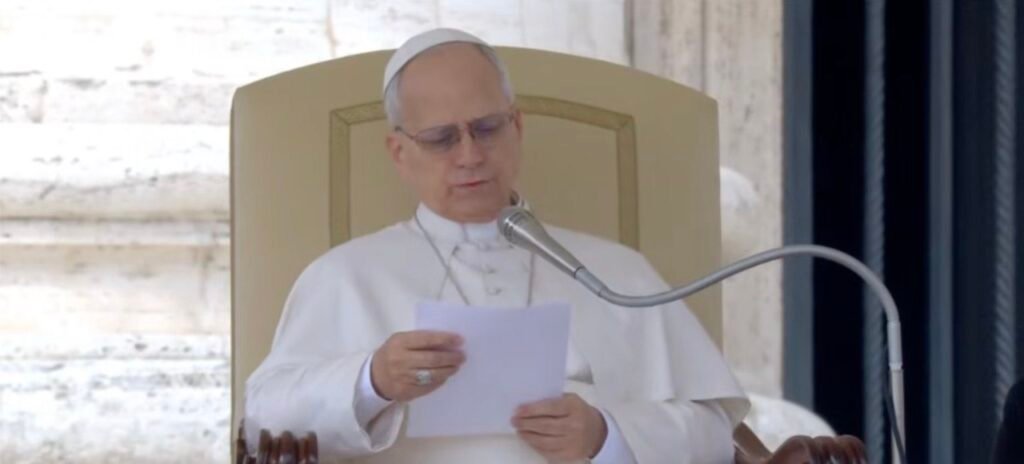 Por que o papa Leão 14 fez essa declaração sobre orações e guerras? O papa Leão 14 destacou que Jesus, como "Rei da Paz", rejeita a guerra e não ouve as orações de quem a promove. A declaração foi feita durante a missa de Domingo de Ramos, em meio à guerra no Oriente Médio. Qual é o contexto da guerra no Oriente Médio mencionada pelo papa? A guerra começou em 28 de fevereiro com ataques dos EUA e Israel ao Irã. O conflito se intensificou, envolvendo bombardeios por todo o Oriente Médio, e já dura dois meses. Como o papa Leão 14 descreveu o conflito no Oriente Médio? Leão 14 classificou o conflito entre EUA, Israel e Irã como "atroz" e uma "tragédia de enormes proporções", pedindo paz e estabilidade na região. Qual foi a reação do papa ao início dos ataques no Oriente Médio? Em 1º de março, um dia após o início dos ataques, Leão 14 pediu a interrupção da violência, alertando para o risco de a crise se tornar um "abismo irreparável". Qual é a posição dos EUA e do Irã sobre um possível cessar-fogo? O presidente dos EUA, Donald Trump, afirmou estar próximo de um acordo solicitado pelos iranianos, mas o Irã mantém uma posição intransigente sobre o cessar-fogo. O que aconteceu após o anúncio de Trump sobre uma pausa nos ataques? Apesar do anúncio de Trump sobre uma pausa nos ataques ao Irã, as ofensivas iranianas continuaram, incluindo um ataque a uma base dos EUA na Arábia Saudita. Quais foram as consequências do ataque iraniano à base norte-americana? O ataque iraniano à base na Arábia Saudita deixou 12 soldados dos EUA feridos, aumentando ainda mais a tensão no conflito. Por que o papa enfatiza que Jesus é o "Rei da Paz"? O papa destaca que Jesus representa a paz e rejeita a guerra, reforçando que ninguém pode usar seu nome para justificar conflitos. Como a declaração do papa pode impactar a percepção pública sobre a guerra? A declaração do papa pode influenciar a opinião pública, reforçando a ideia de que a guerra é contrária aos ensinamentos de Jesus e promovendo um apelo por paz. Qual é a importância do Domingo de Ramos para os católicos? O Domingo de Ramos marca o início da Semana Santa, antecedendo a Páscoa, e é um momento de reflexão sobre a paz e os ensinamentos de Jesus. Como a guerra no Oriente Médio afeta a estabilidade global? O conflito no Oriente Médio tem potencial para desestabilizar a região e impactar a segurança global, aumentando tensões entre nações envolvidas. Qual é o papel do papa em questões de guerra e paz? O papa atua como líder espiritual, promovendo a paz e condenando a guerra, influenciando líderes e fiéis a buscar soluções pacíficas. Como a mensagem do papa pode influenciar líderes mundiais? A mensagem do papa pode pressionar líderes a reconsiderar suas ações e buscar soluções diplomáticas, promovendo um diálogo em vez de confrontos. O que podemos esperar do futuro do conflito no Oriente Médio? O futuro do conflito é incerto, mas a pressão internacional e apelos por paz, como o do papa, podem incentivar negociações e um eventual cessar-fogo. Como os fiéis católicos podem interpretar a mensagem do papa? Os fiéis podem ver a mensagem como um chamado à oração pela paz e um lembrete da importância de seguir os ensinamentos de Jesus contra a guerra.