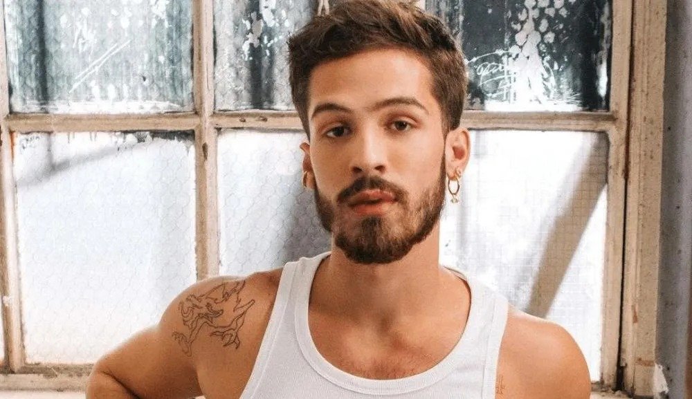 Por que João Guilherme prefere amizades femininas? João Guilherme valoriza amizades femininas por considerar que elas são mais sensíveis, proporcionando apoio emocional e conselhos valiosos em momentos de necessidade. Como essas amizades impactam o dia a dia de João Guilherme? Essas conexões são fundamentais para ele, oferecendo uma rede de apoio emocional que vai além do convívio profissional. Quais características João destaca nas amigas em comparação aos amigos homens? Ele aprecia a sensibilidade das amigas, preferindo suas opiniões às dos amigos homens, que ele descreve com humor como "Zé Manés". Qual é a importância dessas amizades na vida pessoal de João? Elas são essenciais, ajudando-o a lidar com problemas e oferecendo conselhos em diversas situações cotidianas. Como João Guilherme iniciou sua carreira artística? Nascido em 2002, ele começou ainda criança, destacando-se em novelas infantojuvenis do SBT, como Cúmplices de um Resgate. Qual é a influência de João Guilherme nas redes sociais? Ele é um ícone de estilo para a Geração Z, compartilhando detalhes de sua vida e trabalhos, consolidando sua presença online. Como o histórico familiar de João Guilherme influencia sua carreira? Filho do cantor Leonardo e da jornalista Naira Ávila, ele cresceu em um ambiente artístico, o que pode ter influenciado sua trajetória.