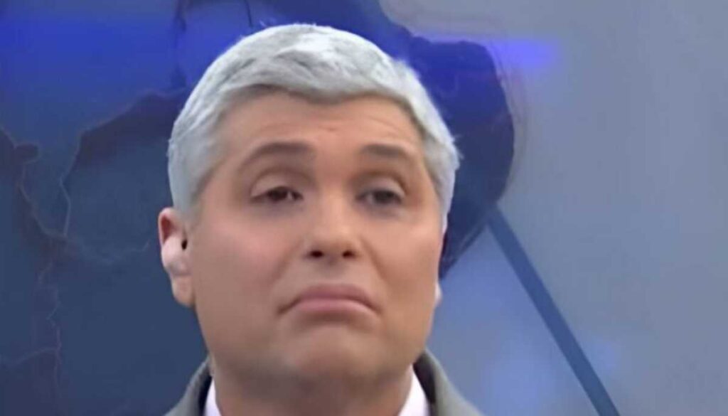 Joel Datena, conhecido apresentador de televisão, expressou seu profundo pesar pela morte de um renomado artista, a quem ele se referiu como um **"monstro sagrado"**. Segundo a publicação, Datena não mediu palavras ao homenagear o falecido, destacando a dificuldade em aceitar a partida de alguém tão influente e talentoso. Ele comentou sobre a complexidade de imaginar uma figura tão icônica deixando este mundo, refletindo sobre o impacto duradouro que o artista teve na televisão e na cultura popular. A perda de um artista de tal magnitude ressoa profundamente não apenas entre colegas de profissão, mas também entre fãs e admiradores. Segundo o site, a contribuição do artista para a televisão foi imensurável, e sua presença era uma constante fonte de inspiração para muitos. Joel Datena, ao abrir seu coração, destacou a importância de reconhecer e celebrar o legado deixado por esse grande nome, enfatizando como sua obra continuará a influenciar futuras gerações. A homenagem feita por Datena reflete o sentimento coletivo de perda e gratidão por tudo que o artista proporcionou ao longo de sua carreira. Além disso, a declaração de Joel Datena ressalta a importância de valorizar os ícones culturais enquanto ainda estão presentes. Segundo a publicação, ele enfatizou a necessidade de reconhecer o impacto positivo que esses artistas têm em nossas vidas cotidianas, muitas vezes trazendo alegria, reflexão e entretenimento. A morte do artista serve como um lembrete da fragilidade da vida e da importância de celebrar aqueles que deixam uma marca indelével na sociedade. A comoção gerada por sua partida é um testemunho do carinho e respeito que ele conquistou ao longo dos anos, solidificando seu lugar na história da televisão.