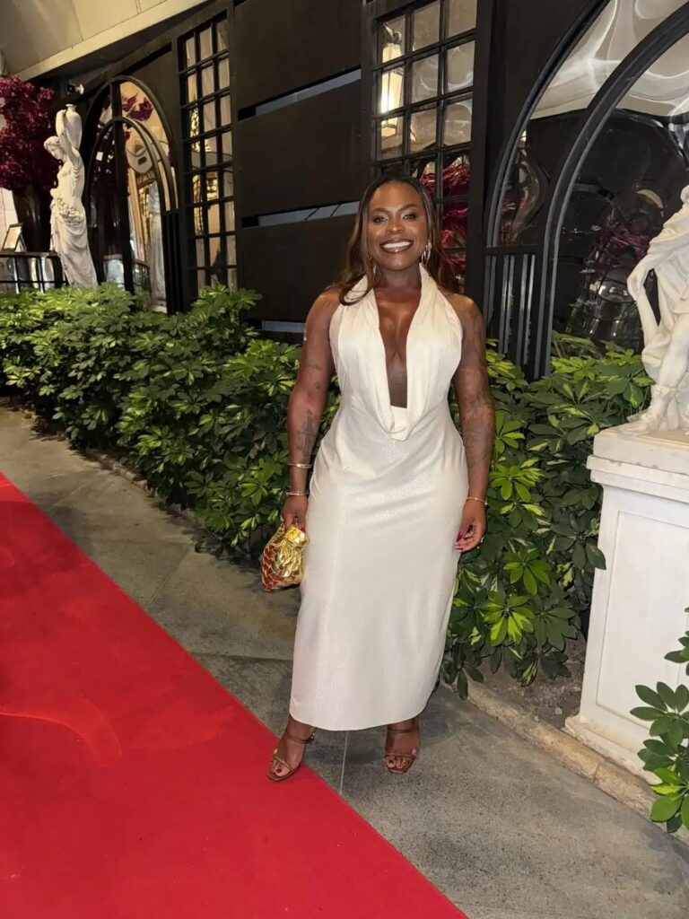 Jojo Todynho, conhecida por sua personalidade forte e presença marcante nas redes sociais, recentemente se pronunciou sobre o término de seu relacionamento com o policial Thiago Gonçalves. A influenciadora utilizou suas plataformas digitais para responder às críticas recebidas de alguns seguidores, que comentaram sobre sua vida amorosa. Em suas declarações, Jojo enfatizou que **"a vida não se resume a homem"**, destacando a importância de priorizar o amor-próprio e a independência emocional. Segundo a publicação, a artista questionou a postura de internautas que insistem em julgar suas escolhas pessoais, reforçando que cada indivíduo deve ser livre para viver suas experiências sem a pressão de expectativas externas. No decorrer de suas declarações, Jojo Todynho abordou a questão do julgamento alheio, que muitas vezes recai sobre mulheres que decidem terminar um relacionamento. Segundo o site, a influenciadora destacou que a sociedade ainda impõe padrões rígidos sobre como as mulheres devem conduzir suas vidas amorosas, frequentemente colocando-as em uma posição de dependência emocional em relação aos homens. Jojo, no entanto, desafiou essa narrativa, afirmando que é essencial que as mulheres reconheçam seu próprio valor e não se deixem definir por seus relacionamentos. Ela ressaltou que o término de um namoro não deve ser visto como um fracasso, mas sim como uma oportunidade de crescimento pessoal e autodescoberta. Além disso, Jojo Todynho aproveitou a oportunidade para incentivar outras mulheres a buscarem sua felicidade de forma independente, sem se prenderem a convenções sociais ultrapassadas. Segundo a publicação, ela enfatizou que cada pessoa tem o direito de fazer suas próprias escolhas e viver de acordo com suas próprias regras, sem se preocupar com a opinião dos outros. A influenciadora concluiu suas declarações reafirmando seu compromisso com a autenticidade e a liberdade pessoal, valores que considera fundamentais em sua trajetória de vida. Com essa postura, Jojo Todynho continua a inspirar muitas mulheres a se valorizarem e a buscarem uma vida plena e autêntica, independentemente de seu status de relacionamento.