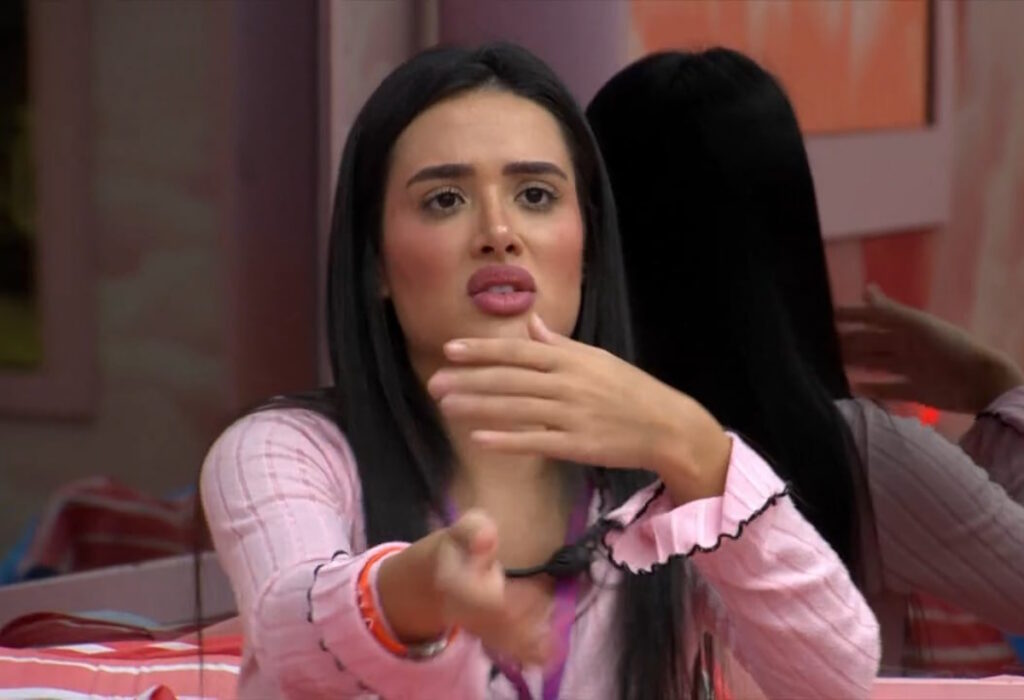 No **Big Brother Brasil 26**, a advogada **Jordana** causou um impacto significativo ao declarar o fim de sua aliança com antigos aliados dentro da casa. Segundo a publicação, Jordana expressou sua irritação com as ex-parceiras, destacando que a situação foi exacerbada por uma série de eventos que culminaram em um rompimento definitivo. A advogada apontou que a estratégia de "Sincerão" e uma briga específica foram orquestradas por **Ana Paula**, com o objetivo de desestabilizar o grupo e provocar a separação dos membros. A decisão de Jordana de romper com suas aliadas foi um ponto de virada no jogo, segundo o site. A advogada, que anteriormente mantinha uma relação próxima com **Marciele** e **Jonas**, agora se vê em uma posição isolada, mas determinada a seguir seu próprio caminho. A publicação destaca que a tensão vinha crescendo há algum tempo, com desentendimentos e falta de confiança entre os membros do grupo. Jordana acredita que Ana Paula desempenhou um papel crucial na criação de conflitos internos, manipulando situações para enfraquecer a aliança. Com o rompimento oficializado, o jogo no **BBB 26** ganha uma nova dinâmica. Segundo a fonte, a decisão de Jordana pode influenciar outros participantes a reconsiderarem suas estratégias e alianças. A advogada agora enfrenta o desafio de navegar no jogo sem o apoio de suas antigas aliadas, enquanto Ana Paula pode ter que lidar com as consequências de suas ações. O desenrolar dos acontecimentos promete trazer novas reviravoltas e estratégias, à medida que os participantes ajustam suas táticas para permanecer na competição.