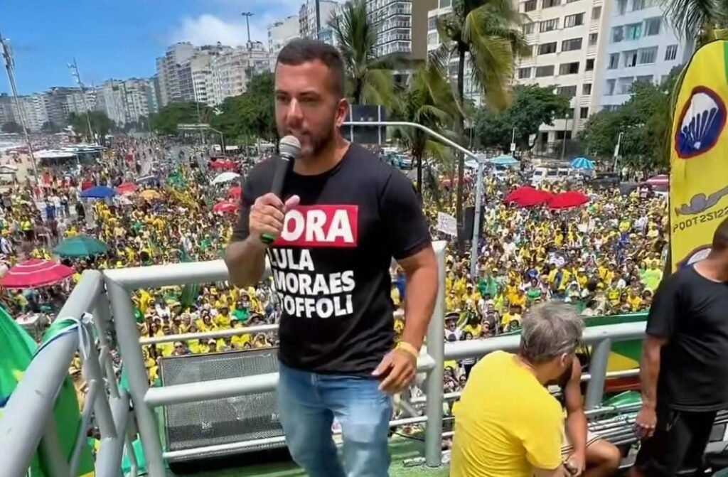 De acordo com o site Diário do Poder, neste domingo (1º), ocorreu em todo o país o ato intitulado “Acorda Brasil!”. A manifestação teve como objetivo principal chamar a atenção para questões políticas e sociais que, segundo os organizadores, necessitam de maior visibilidade e ação por parte das autoridades. O evento reuniu milhares de pessoas em diversas cidades, que se mobilizaram para expressar suas preocupações e demandas. Segundo a publicação, os participantes do ato destacaram a importância de uma maior transparência e responsabilidade nas ações governamentais, além de enfatizar a necessidade de reformas que possam atender aos anseios da população. Ainda conforme o Diário do Poder, durante o evento, o deputado federal Carlos Jordy fez uma denúncia envolvendo o chamado "Centrão", um bloco informal de partidos políticos no Congresso Nacional. Jordy afirmou que há uma tentativa de chantagem por parte desse grupo, que estaria buscando barganhar a Comissão Parlamentar Mista de Inquérito (CPMI) do Banco Master. Segundo o deputado, o Centrão estaria pressionando por concessões políticas em troca de apoio ou obstrução das investigações relacionadas ao banco. Essa denúncia, conforme relatado pelo site, gerou repercussão entre os manifestantes, que expressaram apoio à investigação e criticaram práticas que consideram prejudiciais à transparência política. O site também destacou que o ato “Acorda Brasil!” foi marcado por discursos inflamados e cartazes que pediam mudanças significativas na condução das políticas públicas. Os manifestantes, segundo a publicação, clamaram por uma maior participação popular nas decisões políticas e por um combate mais efetivo à corrupção. Além disso, o evento serviu como um espaço para que diferentes grupos sociais pudessem expressar suas insatisfações e propostas para o futuro do país. De acordo com o Diário do Poder, a mobilização deste domingo reflete um crescente sentimento de insatisfação entre os cidadãos, que buscam maior representatividade e eficácia nas ações governamentais.