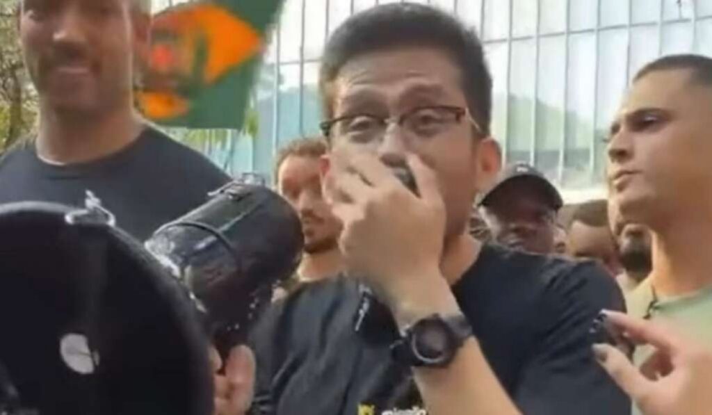 O deputado **Kim Kataguiri**, conhecido por sua atuação no Movimento Brasil Livre (MBL), surpreendeu ao adotar um tom mais agressivo em relação ao ministro do Supremo Tribunal Federal, **Alexandre de Moraes**. Segundo a publicação do Jornal da Cidade Online, Kim, que anteriormente mantinha um discurso mais moderado, agora não hesita em criticar duramente Moraes, chegando a pedir sua prisão. Essa mudança de postura tem gerado debates e levantado questionamentos sobre as motivações por trás dessa atitude mais "valente" do parlamentar. A publicação destaca que a transformação no discurso de Kim Kataguiri é vista como "cara-de-pau" por alguns críticos, que apontam para uma possível estratégia política ou tentativa de ganhar visibilidade. O deputado, que já foi um dos líderes das manifestações pelo impeachment de Dilma Rousseff, agora parece direcionar suas críticas de forma mais incisiva ao Judiciário, especialmente a Moraes. Segundo o site, Kim afirmou que espera que o ministro "apodreça na cadeia", uma declaração que intensificou ainda mais a polêmica em torno do caso. Essa postura de Kim Kataguiri pode ser interpretada como parte de um cenário político mais amplo, onde figuras públicas buscam se posicionar de maneira mais radical para atender a determinados segmentos do eleitorado. A mudança de discurso do deputado em relação a Alexandre de Moraes, conforme relatado pelo Jornal da Cidade Online, reflete as tensões atuais entre diferentes poderes e a crescente polarização política no Brasil. Essa situação levanta questões sobre os limites da retórica política e o impacto de declarações inflamadas no debate público.