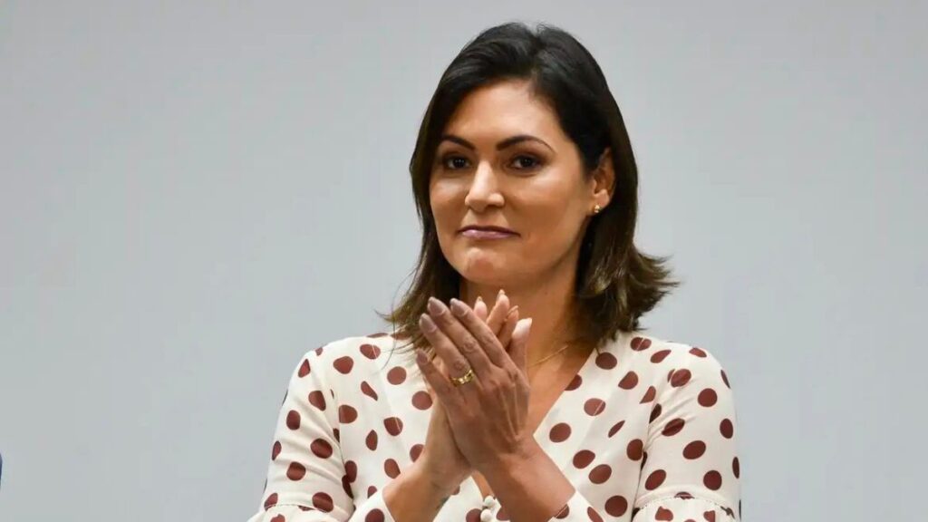 **Jornalistas** que cobrem a política nacional enfrentaram uma situação preocupante após a divulgação de um vídeo pela ex-primeira-dama **Michelle Bolsonaro**. Segundo a publicação do ND Mais, o vídeo compartilhado por Michelle resultou em uma série de ameaças dirigidas aos profissionais de imprensa, levando-os a registrar boletins de ocorrência (BO) para se protegerem. A situação se agravou a ponto de os jornalistas relatarem não apenas ataques pessoais, mas também a exposição de seus familiares, o que intensificou o clima de insegurança e pressão sobre esses profissionais. Conforme detalhado pelo site, o vídeo em questão teria sido interpretado por alguns como um incentivo a atitudes hostis contra a imprensa. Essa interpretação levou a uma onda de ataques, que não se limitaram apenas ao ambiente virtual, mas também geraram preocupações sobre a segurança física dos jornalistas e de seus entes queridos. O ND Mais destaca que a situação é um reflexo das tensões políticas atuais no Brasil, onde a polarização tem frequentemente colocado a imprensa no centro de conflitos entre diferentes grupos ideológicos. A decisão dos jornalistas de registrar boletins de ocorrência foi uma medida necessária para documentar as ameaças e buscar proteção legal. Segundo a publicação, essa ação também visa chamar a atenção para a importância de garantir a segurança e a liberdade de imprensa em um contexto democrático. O ND Mais enfatiza que, em tempos de alta polarização política, é crucial que os direitos dos jornalistas sejam respeitados e que qualquer tentativa de intimidação seja tratada com seriedade pelas autoridades competentes.