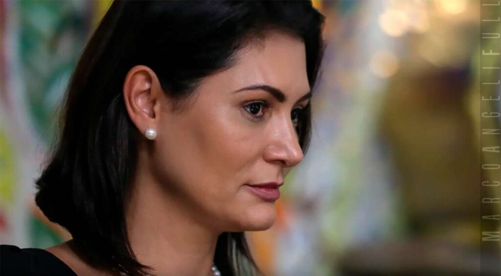 Dois **repórteres** que estavam cobrindo a internação do ex-presidente **Jair Bolsonaro** decidiram procurar a polícia para registrar boletins de ocorrência. O motivo da queixa foi um vídeo divulgado pela ex-primeira-dama **Michelle Bolsonaro**. Segundo a publicação, o conteúdo do vídeo teria gerado desconforto e preocupação entre os jornalistas, levando-os a tomar medidas legais para se protegerem e buscarem justiça. A situação se desenrolou quando Michelle Bolsonaro compartilhou um vídeo em suas redes sociais, que, de acordo com o site, continha imagens ou informações que os repórteres consideraram prejudiciais ou difamatórias. A divulgação do vídeo ocorreu em um momento delicado, durante a cobertura da saúde do ex-presidente, o que pode ter intensificado a reação dos jornalistas. Segundo o site, os repórteres sentiram que o vídeo poderia comprometer sua segurança e integridade profissional, motivando-os a buscar apoio das autoridades. Esse incidente destaca a crescente tensão entre figuras públicas e a imprensa, especialmente em contextos de alta visibilidade e sensibilidade, como a saúde de um ex-presidente. A decisão dos jornalistas de formalizar queixas na polícia reflete uma tentativa de resguardar seus direitos e garantir que situações semelhantes sejam tratadas com seriedade no futuro. Segundo a publicação, o caso ainda está em andamento, e as autoridades competentes estão analisando as circunstâncias para determinar as medidas apropriadas.