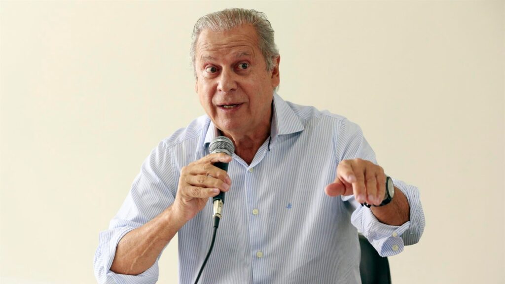 O ex-ministro **José Dirceu** fez duras críticas a **Flávio Bolsonaro**, afirmando que uma eventual vitória do filho do presidente Jair Bolsonaro significaria "guerra e submissão" ao ex-presidente dos Estados Unidos, **Donald Trump**. Segundo a publicação da Gazeta do Povo, Dirceu destacou que tal cenário poderia levar ao "fim da nossa soberania e independência". As declarações foram feitas em um contexto de acirramento político, onde as relações internacionais do Brasil e sua postura frente a potências estrangeiras são temas de intenso debate. No segundo parágrafo, a Gazeta do Povo detalha que Dirceu vê a aliança entre a família Bolsonaro e Trump como uma ameaça à autonomia do Brasil. Ele argumenta que essa proximidade poderia comprometer a capacidade do país de tomar decisões soberanas, especialmente em questões de política externa e defesa. O ex-ministro sugere que a influência de Trump sobre Flávio Bolsonaro poderia resultar em políticas que priorizariam os interesses dos Estados Unidos em detrimento dos interesses nacionais brasileiros. Essa perspectiva levanta preocupações sobre a direção que o Brasil poderia tomar em termos de alianças internacionais e sua posição no cenário global. Por fim, a publicação ressalta que as declarações de Dirceu refletem uma visão crítica sobre a atual conjuntura política e as possíveis consequências de uma vitória de Flávio Bolsonaro. A Gazeta do Povo menciona que, para Dirceu, a eleição do filho do presidente poderia intensificar a polarização política no Brasil, além de aprofundar a dependência do país em relação a potências estrangeiras. Essa análise sublinha a importância de discutir o papel do Brasil no cenário internacional e como suas lideranças políticas podem influenciar o futuro da nação em termos de soberania e independência.