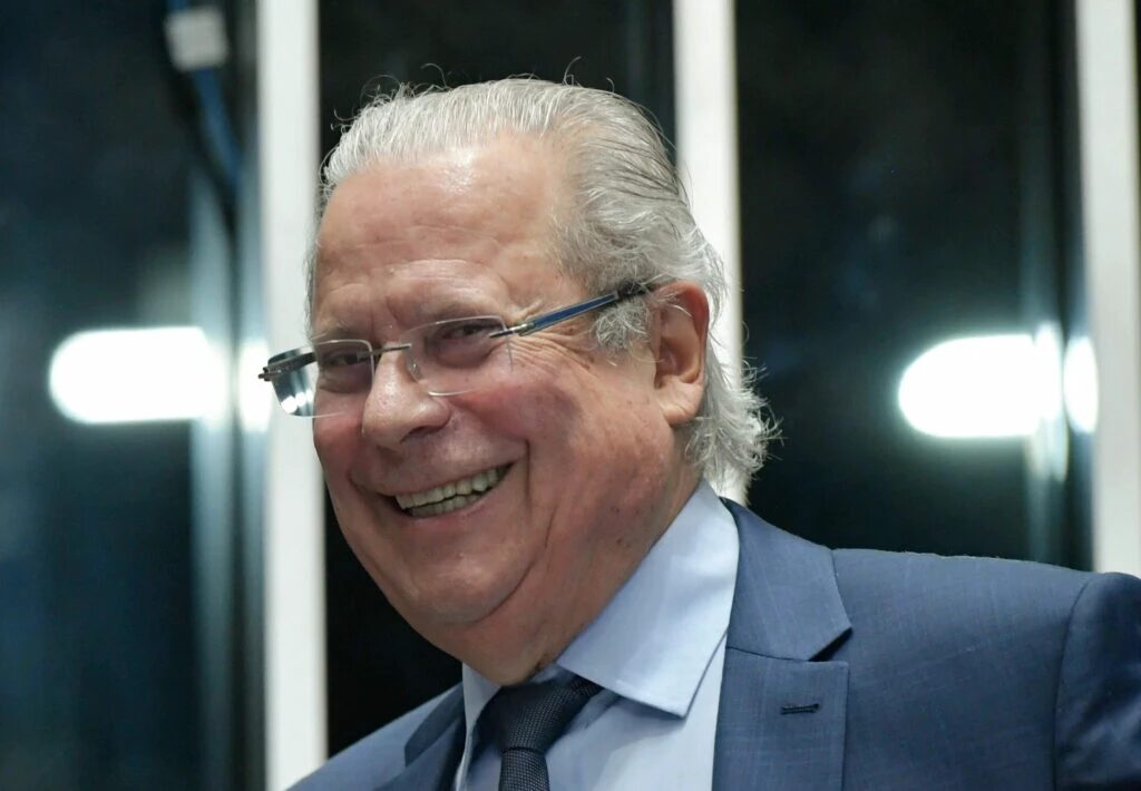 O ex-ministro da Casa Civil, **José Dirceu**, anunciou sua pré-candidatura a deputado federal pelo estado de São Paulo, representando o Partido dos Trabalhadores (**PT**). Segundo a publicação da Gazeta do Povo, Dirceu afirmou que recebeu apoio do ex-presidente **Luiz Inácio Lula da Silva** para essa nova empreitada política. A confirmação de sua pré-candidatura marca o retorno de Dirceu ao cenário político nacional, após anos afastado devido a questões judiciais. A decisão de se candidatar novamente vem em um momento em que o PT busca fortalecer sua presença no Congresso Nacional, especialmente em um estado estratégico como São Paulo. O apoio de Lula, uma figura central no PT, é visto como um fator crucial para a campanha de Dirceu. Segundo o site, Lula teria expressado confiança na capacidade de Dirceu de contribuir para a agenda política do partido, destacando sua experiência e conhecimento acumulados ao longo dos anos. A relação entre os dois líderes é histórica, remontando aos tempos de fundação do PT, e essa aliança pode ser um trunfo importante para Dirceu na busca por votos. Além disso, a candidatura de Dirceu pode mobilizar a base do partido em São Paulo, um estado que tradicionalmente apresenta desafios para o PT devido à sua diversidade política. A pré-candidatura de José Dirceu também levanta discussões sobre o impacto de seu retorno na política nacional. Segundo a publicação, Dirceu é uma figura polarizadora, com um histórico que inclui tanto contribuições significativas para o governo quanto controvérsias legais. Sua presença na corrida eleitoral pode atrair tanto apoio quanto críticas, refletindo a complexidade de sua trajetória política. No entanto, para o PT, sua candidatura representa uma oportunidade de reforçar sua bancada na Câmara dos Deputados, especialmente em um momento em que o partido busca consolidar sua posição e influenciar as políticas públicas em nível federal.