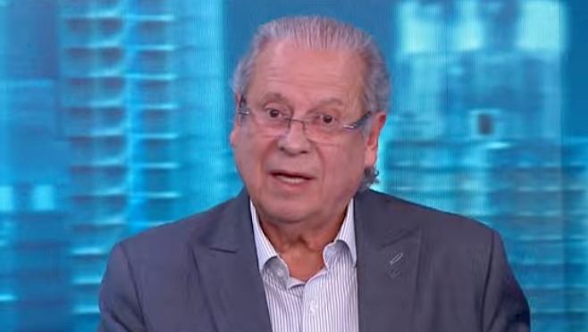 **José Dirceu**, ex-ministro da Casa Civil, expressou novamente sua intenção de **retornar à Câmara dos Deputados**. Durante uma entrevista ao programa 'Direto ao Ponto', ele destacou seu objetivo para o próximo ano eleitoral, reafirmando seu desejo de voltar a atuar na política nacional. Mas o que motiva José Dirceu a buscar novamente uma cadeira na Câmara? E quais são os desafios que ele pode enfrentar nesse caminho? José Dirceu é uma figura conhecida na política brasileira, tendo desempenhado papéis significativos no governo. Sua trajetória política é marcada por momentos de grande influência, mas também por controvérsias. Então, por que ele deseja retornar à Câmara dos Deputados? Para Dirceu, a política é uma forma de continuar contribuindo para o desenvolvimento do país e de defender suas ideias e propostas. Ele acredita que sua experiência pode ser valiosa para enfrentar os desafios atuais do Brasil. Quais são os principais desafios que José Dirceu pode enfrentar em sua tentativa de retorno? Primeiramente, ele precisará lidar com a opinião pública, que pode estar dividida em relação ao seu histórico político. Além disso, o cenário político atual é bastante competitivo, com muitos candidatos disputando as vagas disponíveis. Dirceu também terá que se adaptar às novas dinâmicas políticas e às demandas dos eleitores, que estão cada vez mais exigentes e informados. Como José Dirceu pretende conquistar o apoio dos eleitores? Durante a entrevista, ele enfatizou a importância de um diálogo aberto com a população e de apresentar propostas concretas que atendam às necessidades do povo brasileiro. Dirceu acredita que, ao demonstrar compromisso e transparência, pode reconquistar a confiança dos eleitores e garantir seu retorno à Câmara. Qual é o impacto do retorno de José Dirceu para a política brasileira? Se conseguir retornar à Câmara dos Deputados, Dirceu poderá influenciar debates importantes e contribuir para a formulação de políticas públicas. Sua experiência e conhecimento do cenário político podem ser úteis na articulação de projetos e na busca por soluções para os problemas enfrentados pelo país. Por que a entrevista ao 'Direto ao Ponto' é relevante? O programa é uma plataforma importante para figuras políticas expressarem suas intenções e visões. A participação de José Dirceu no 'Direto ao Ponto' permitiu que ele comunicasse diretamente ao público suas ambições políticas e suas perspectivas sobre o futuro do Brasil. Em resumo, a reafirmação de José Dirceu sobre sua intenção de retornar à Câmara dos Deputados levanta questões sobre sua motivação, os desafios que enfrentará e o impacto potencial de seu retorno. Com uma carreira marcada por altos e baixos, Dirceu busca agora uma nova oportunidade para influenciar a política nacional e contribuir para o desenvolvimento do país. A trajetória desse retorno será acompanhada de perto por eleitores e analistas políticos, que estarão atentos aos próximos passos do ex-ministro.
