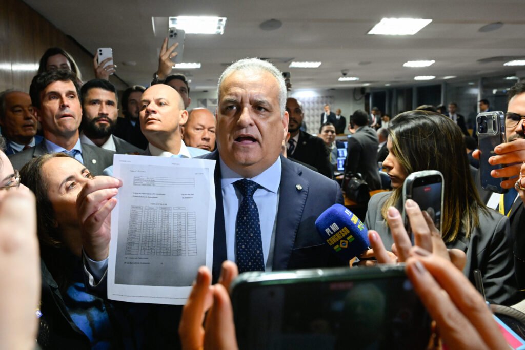 O que motivou as acusações contra Alfredo Gaspar? As acusações surgiram de Lindbergh Farias e Soraya Thronicke, que alegaram um caso de estupro envolvendo Gaspar. Como Alfredo Gaspar respondeu às acusações? Gaspar negou as acusações, divulgou um vídeo da suposta vítima e anunciou medidas judiciais contra os acusadores. Quem é a jovem mencionada nas acusações? A jovem é filha de um primo de Gaspar com uma ex-empregada doméstica, fruto de uma relação consensual. Qual é a versão da jovem sobre o caso? No vídeo, a jovem nega conhecer Gaspar e afirma que seu pai cumpre com a pensão regularmente. Por que a versão de Gaspar ganhou força? A divulgação do vídeo e a declaração da jovem reforçaram a defesa de Gaspar, desmentindo as acusações. Quais são as alegações de Gaspar sobre as acusações? Gaspar afirma que as acusações são falsas, sem fundamento e visam desviar o foco da CPMI do INSS. Quais medidas Gaspar pretende tomar? Gaspar anunciou que adotará medidas judiciais contra os autores das denúncias. Qual é o impacto das acusações no meio político? O caso repercute no meio político, com possíveis investigações e ações no Conselho de Ética da Câmara. Como a trajetória de Gaspar é descrita por ele mesmo? Gaspar se descreve como tendo uma trajetória "limpa e honrada". Qual é a relação entre Gaspar e a jovem? Gaspar afirma que a jovem é filha de um primo seu, sem qualquer ligação direta com ele. O que a jovem diz sobre a relação com o deputado? Ela declara não conhecer Gaspar e que a história apresentada é uma confusão. Por que os adversários de Gaspar seriam motivados a acusá-lo? Gaspar sugere que as acusações são uma tentativa de desviar o foco das investigações da CPMI do INSS. Quais são os possíveis desdobramentos do caso? O caso pode levar a investigações e ações no Conselho de Ética da Câmara dos Deputados. Como a opinião pública está reagindo ao caso? A opinião pública está dividida, aguardando novos desdobramentos e investigações. Qual é o papel da CPMI do INSS no contexto das acusações? Gaspar alega que as acusações visam desviar o foco das investigações da CPMI do INSS. Como Gaspar planeja provar sua inocência? Gaspar usará o vídeo da jovem e medidas judiciais para reforçar sua defesa. O que o vídeo divulgado por Gaspar mostra? O vídeo mostra a jovem negando qualquer relação com Gaspar e desmentindo as acusações. Quais são as possíveis consequências para os acusadores de Gaspar? Eles podem enfrentar medidas judiciais e investigações por parte do Conselho de Ética. Como o caso afeta a imagem de Gaspar? Gaspar busca proteger sua imagem, alegando que as acusações são infundadas e motivadas politicamente. O que pode acontecer nas próximas semanas em relação ao caso? Novos desdobramentos, investigações e ações no Conselho de Ética são esperados.