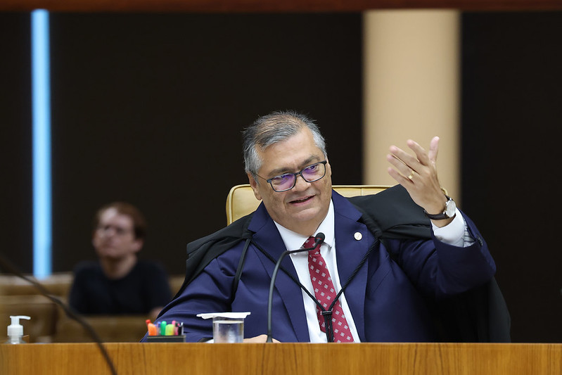 A recente decisão do ministro da Justiça, Flávio Dino, de eliminar a **aposentadoria compulsória** como forma de punição para magistrados tem gerado críticas significativas entre os juízes. Segundo a publicação da Gazeta do Povo, a Associação que representa os magistrados estaduais expressou descontentamento, acusando Dino de tentar "legislar por decisão judicial". Essa medida, que determina a perda de cargo e salário, é vista por muitos como uma tentativa de reformular o sistema disciplinar dos juízes sem passar pelo devido processo legislativo. A crítica central dos magistrados é que a decisão de Dino ultrapassa os limites de sua autoridade, ao interferir diretamente em um assunto que, segundo eles, deveria ser tratado pelo Legislativo. A **aposentadoria compulsória** tem sido tradicionalmente utilizada como uma forma de punição para juízes que cometem infrações graves, permitindo que eles sejam afastados de suas funções, mas ainda recebam uma parte de seus salários. A decisão de Dino, ao eliminar essa possibilidade, propõe que os juízes percam completamente seus cargos e salários, o que, segundo a associação, configura uma tentativa de legislar sem a devida aprovação do Congresso. Além disso, a decisão levanta questões sobre a independência do Judiciário e a separação de poderes. Segundo o site da Gazeta do Povo, os juízes argumentam que a medida pode abrir precedentes perigosos, onde decisões judiciais são usadas para implementar mudanças significativas na estrutura do sistema judiciário sem o devido debate e aprovação legislativa. Essa situação gera um clima de incerteza e preocupação entre os magistrados, que temem que a autonomia do Judiciário possa ser comprometida por ações unilaterais do Executivo.