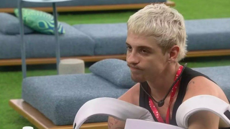 Por que Juliano Floss virou piada na internet após a Prova do Líder no BBB 26? Juliano não conseguiu se classificar para a próxima fase, finalizando a prova em 04:09. Sua performance gerou reações de deboche nas redes sociais, com muitos criticando sua habilidade. Quais foram as dificuldades enfrentadas por Juliano durante a prova? A prova exigia raciocínio rápido e agilidade. Juliano expressou frustração ao não conseguir completar a tarefa, dizendo que "não fazia sentido". Quem está na final da Prova do Líder do BBB 26? Alberto Cowboy, Leandro Boneco e Ana Paula Renault avançaram para a final, enquanto Juliano ficou de fora. Como o público reagiu à performance de Juliano? Nas redes sociais, muitos debocharam de sua derrota, chamando-o de "muito ruim" e dizendo que ele só serve para atender o big fone. Qual foi a reação do apresentador Tadeu Schmidt durante a prova? Tadeu incentivou Juliano, mas também expressou surpresa com sua dificuldade, comentando que "não é possível, Juliano". O que Juliano disse sobre sua dificuldade na prova? Ele exclamou: "Isso não tem sentido nenhum! Tá tirando comigo, o que vou fazer, Jesus!", mostrando sua frustração. Como a derrota de Juliano impactou sua imagem no BBB 26? A derrota reforçou a percepção de que ele é fraco em provas, tornando-o alvo de piadas e críticas nas redes sociais.