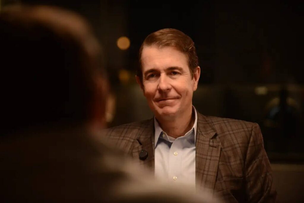 Os **juros insustentáveis** representam uma ameaça significativa à estabilidade econômica do país, conforme alertado pelo CEO da BR Partners. O executivo expressou preocupações sobre a atual política monetária, destacando que, embora o Banco Central (BC) atue com base nas melhores informações disponíveis, a condução recente tem sido alvo de críticas. Segundo a publicação do InfoMoney, o aumento contínuo das taxas de juros pode levar a consequências econômicas severas, colocando em risco o crescimento e a estabilidade financeira do país. No contexto atual, o Banco Central tem adotado uma postura de elevação das taxas de juros como forma de controlar a inflação. No entanto, o CEO da BR Partners argumenta que essa estratégia pode ser contraproducente a longo prazo. Segundo o site InfoMoney, ele acredita que os **juros elevados** podem sufocar o investimento e o consumo, elementos essenciais para o crescimento econômico. Além disso, a alta dos juros pode aumentar o custo da dívida pública, pressionando ainda mais as contas do governo e limitando sua capacidade de investimento em áreas críticas. O impacto dos **juros insustentáveis** não se limita apenas ao setor público. Empresas e consumidores também sentem os efeitos de um ambiente de crédito mais caro. Segundo a publicação, o CEO da BR Partners enfatiza que, com o aumento dos custos de financiamento, as empresas podem enfrentar dificuldades para expandir suas operações, enquanto os consumidores podem reduzir seus gastos, afetando negativamente a demanda agregada. Essa combinação de fatores pode criar um ciclo vicioso de baixo crescimento econômico, tornando essencial uma reavaliação da política monetária para evitar que os juros elevados "explodam" a economia do país.