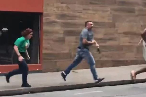 A **Justiça de São Paulo** condenou o jornalista **Luan Araújo** por difamação contra a ex-deputada federal **Carla Zambelli** (PL-SP). De acordo com a decisão judicial, Araújo deverá pagar uma multa no valor de um salário mínimo, que atualmente corresponde a **R$ 1.621**. Este caso está relacionado a um incidente ocorrido em outubro de 2022, na véspera do segundo turno das eleições presidenciais, quando Zambelli perseguiu Araújo armado pelas ruas do bairro dos Jardins, na zona oeste de São Paulo. Segundo a publicação, o episódio gerou grande repercussão na mídia e nas redes sociais, destacando-se como um dos momentos mais tensos do período eleitoral. O caso ganhou notoriedade devido à sua complexidade e às figuras envolvidas. **Carla Zambelli**, conhecida por sua atuação política e por ser uma figura proeminente no cenário nacional, estava no centro das atenções durante as eleições de 2022. O incidente com Luan Araújo, que ocorreu em um momento crítico do processo eleitoral, trouxe à tona questões sobre a liberdade de imprensa e os limites da atuação jornalística. Segundo o site, a decisão da Justiça de São Paulo reflete a interpretação de que as declarações de Araújo ultrapassaram os limites da crítica aceitável, configurando-se como difamação. O desfecho do caso levanta importantes discussões sobre a relação entre a mídia e figuras públicas, bem como sobre os direitos e responsabilidades de jornalistas no exercício de sua profissão. A condenação de Araújo, segundo a fonte, serve como um alerta para profissionais da imprensa sobre a importância de manter a ética e a precisão nas reportagens, especialmente em contextos políticos sensíveis. Além disso, o episódio ressalta a necessidade de um equilíbrio entre a liberdade de expressão e o respeito à honra e à imagem das pessoas, um tema que continua a ser debatido intensamente na sociedade brasileira.