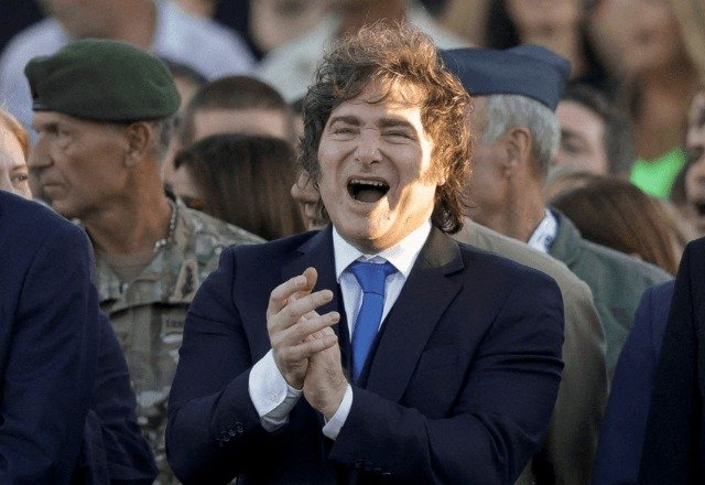 Por que a Justiça da Argentina suspendeu parte da reforma trabalhista de Milei? A Justiça suspendeu 82 artigos da reforma trabalhista de Milei por meio de uma medida cautelar. A decisão foi motivada por um pedido da Confederação Geral do Trabalho, que alegou possíveis violações de direitos constitucionais. Quais são os principais pontos suspensos da reforma trabalhista? Entre os pontos suspensos estão jornadas de até 12 horas sem pagamento de horas extras, redução de indenizações e limites ao direito de greve. Também foram barradas mudanças para trabalhadores de plataformas digitais. Qual é o impacto da suspensão para os trabalhadores de plataformas digitais? A suspensão impede que trabalhadores de plataformas digitais sejam classificados como independentes, garantindo que continuem sob a proteção da legislação trabalhista vigente. Como a suspensão afeta o cálculo de indenizações? A suspensão mantém o cálculo de indenizações incluindo valores como o 13º salário, que seriam excluídos pela reforma, preservando assim os direitos dos trabalhadores. O que é o Fundo de Assistência Laboral (FAL) e por que foi suspenso? O FAL foi criado para proteger contra demissões injustificadas, mas foi suspenso por não garantir essa proteção e por potencialmente comprometer recursos da seguridade social. Quais são as consequências da suspensão para o direito de greve? A suspensão mantém o direito de greve sem as restrições propostas, como a ampliação dos serviços mínimos e a criação de "atividades de importância transcendental" que limitariam paralisações. Como a decisão judicial afeta a lei de teletrabalho? A suspensão impede a revogação da lei de teletrabalho, garantindo que as regras atuais sobre responsabilidade de empresas em casos de terceirização permaneçam em vigor. Qual é o argumento do juiz para a suspensão da reforma? O juiz argumentou que havia urgência na suspensão para evitar danos irreparáveis e insegurança jurídica caso a norma fosse considerada inconstitucional posteriormente. O governo argentino pode recorrer da decisão? Sim, o governo pode recorrer ao Tribunal do Trabalho na tentativa de restabelecer a validade da lei, enquanto o processo ainda terá novas etapas judiciais. Qual é a posição da Confederação Geral do Trabalho sobre a reforma? A CGT considera que a reforma traz mudanças prejudiciais e permanentes, violando direitos garantidos pela Constituição, como a proteção contra demissões arbitrárias e a liberdade sindical. Como a suspensão da reforma afeta a segurança jurídica no país? A suspensão visa evitar insegurança jurídica, garantindo que as mudanças só entrem em vigor após uma análise definitiva sobre sua constitucionalidade. Quais são os próximos passos no processo judicial sobre a reforma? O processo ainda terá novas etapas, incluindo a manifestação do Estado argentino, antes de uma decisão definitiva sobre a constitucionalidade das mudanças propostas. Como a suspensão impacta o governo de Javier Milei? A suspensão representa um revés para o governo de Milei, que busca implementar reformas profundas nas relações de trabalho, mas enfrenta resistência de sindicatos e do judiciário. Quais são as possíveis consequências econômicas da suspensão? A suspensão pode gerar incertezas no mercado de trabalho e afetar a confiança de investidores, além de manter o status quo nas relações trabalhistas até uma decisão final. Como a sociedade argentina está reagindo à suspensão da reforma? A reação é mista, com sindicatos comemorando a suspensão como uma vitória para os direitos dos trabalhadores, enquanto setores empresariais expressam preocupação com a incerteza jurídica.