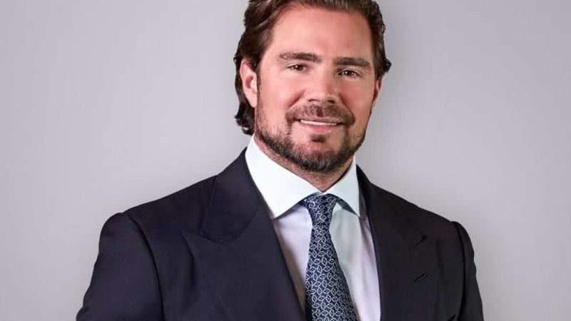 A **Justiça de São Paulo** tomou medidas para cercar o **patrimônio de Vorcaro e seus familiares**, em um esforço para garantir que os bens estejam disponíveis para possíveis ressarcimentos ou penalidades futuras. Essa ação judicial é parte de um processo mais amplo que busca responsabilizar indivíduos e entidades por suas ações financeiras e legais. Mas quais são os bens envolvidos e por que a Justiça decidiu agir dessa forma? A decisão de cercar o patrimônio de Vorcaro e seus familiares está ligada a investigações que apontam para possíveis irregularidades financeiras. Quando a Justiça decide cercar bens, isso geralmente significa que há uma suspeita de que esses bens possam ter sido adquiridos de forma ilícita ou que possam ser usados para garantir o cumprimento de futuras decisões judiciais. Mas quais são os bens que foram cercados? A lista de bens inclui propriedades imobiliárias, veículos de luxo, contas bancárias e outros ativos financeiros. Esses bens são considerados de alto valor e, portanto, são de interesse para a Justiça, que busca garantir que eles não sejam dissipados ou transferidos antes da conclusão do processo judicial. A medida de cercamento é uma precaução comum em casos onde há suspeitas de fraude ou má administração de recursos. Por que a Justiça de São Paulo está focando especificamente em Vorcaro e seus familiares? A resposta está nas investigações que indicam que Vorcaro pode estar envolvido em atividades financeiras questionáveis. Quando há indícios de que uma pessoa ou grupo pode ter se beneficiado de práticas ilegais, a Justiça tem o dever de investigar e, se necessário, tomar medidas para proteger os interesses públicos e privados que possam ter sido prejudicados. Como funciona o processo de cercamento de bens? Quando a Justiça decide cercar bens, ela emite ordens judiciais que impedem a venda, transferência ou qualquer outra forma de alienação desses bens. Isso significa que Vorcaro e seus familiares não podem dispor dos bens listados até que o processo judicial seja concluído ou que a Justiça determine o contrário. Essa é uma forma de garantir que, caso sejam condenados, os bens estejam disponíveis para cobrir multas, indenizações ou outras penalidades. Quais são as implicações para Vorcaro e seus familiares? O cercamento de bens pode ter várias consequências. Primeiramente, limita a capacidade de Vorcaro e seus familiares de usar ou dispor de seus ativos. Além disso, pode afetar a reputação e as relações comerciais, uma vez que estar sob investigação judicial pode levar a uma perda de confiança por parte de parceiros e clientes. No entanto, é importante lembrar que o cercamento de bens é uma medida preventiva e não uma condenação. Vorcaro e seus familiares ainda têm o direito de se defenderem e provar sua inocência no decorrer do processo. O que acontece a seguir? O processo judicial continuará com a coleta de provas, depoimentos e outras etapas legais. Vorcaro e seus familiares terão a oportunidade de apresentar sua defesa e contestar as alegações feitas contra eles. A Justiça, por sua vez, analisará todas as evidências antes de tomar uma decisão final. Se forem considerados culpados, os bens cercados poderão ser usados para cumprir as penalidades impostas. Caso sejam inocentados, os bens serão liberados. Em resumo, o cercamento do patrimônio de Vorcaro e seus familiares pela Justiça de São Paulo é uma medida cautelar em resposta a investigações de possíveis irregularidades financeiras. Essa ação visa proteger os interesses envolvidos e garantir que, caso haja condenação, os bens estejam disponíveis para ressarcimento ou penalidades. O processo judicial seguirá seu curso, com todas as partes tendo a oportunidade de apresentar suas alegações e defesas.