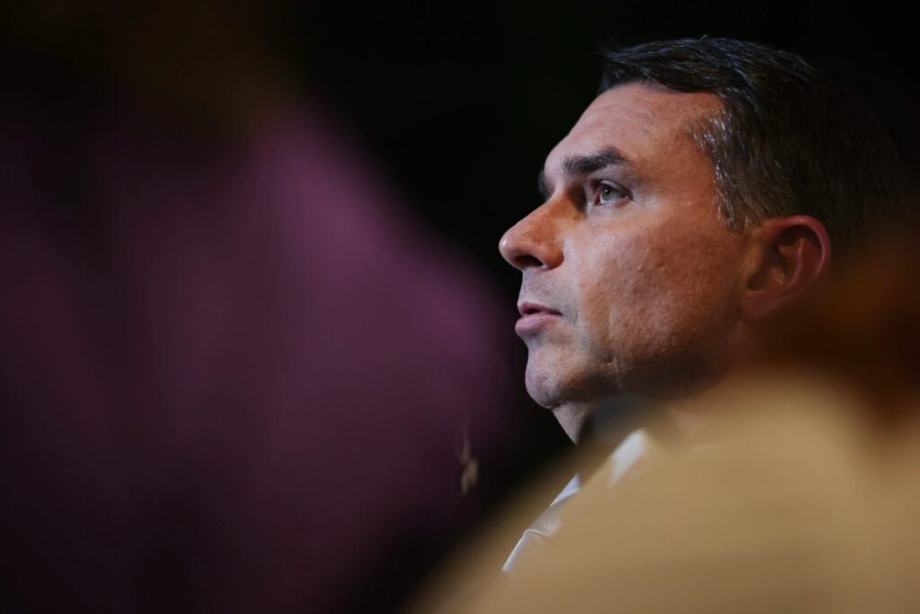 A **Justiça do Distrito Federal** determinou que redes sociais removam um post que continha uma capa de revista falsa, a qual alegava que **Flávio Bolsonaro** era contra o salário mínimo. Essa decisão judicial destaca a importância de combater a disseminação de informações falsas, especialmente aquelas que podem influenciar a opinião pública de forma negativa. Segundo a publicação, a capa falsa atribuía ao senador uma posição que ele não defende, o que poderia causar danos à sua imagem e confundir o público sobre suas reais intenções políticas. De acordo com o site, a decisão judicial reflete uma preocupação crescente com a **desinformação** nas plataformas digitais. As redes sociais, frequentemente utilizadas para a disseminação rápida de conteúdo, têm sido palco de diversas controvérsias envolvendo notícias falsas. A remoção do post é um exemplo de como o sistema judiciário pode intervir para proteger figuras públicas de informações enganosas que possam prejudicar sua reputação. Além disso, essa ação judicial serve como um alerta para os usuários sobre a importância de verificar a veracidade das informações antes de compartilhá-las. A decisão da Justiça do DF também levanta questões sobre a responsabilidade das plataformas digitais na moderação de conteúdo. Embora as redes sociais sejam ferramentas poderosas para a comunicação e o compartilhamento de ideias, elas também têm o potencial de amplificar informações falsas. Segundo a publicação, a remoção do post é um passo importante para garantir que o debate público seja baseado em fatos e não em desinformação. Essa ação judicial pode incentivar outras medidas semelhantes no futuro, promovendo um ambiente digital mais seguro e confiável para todos os usuários.