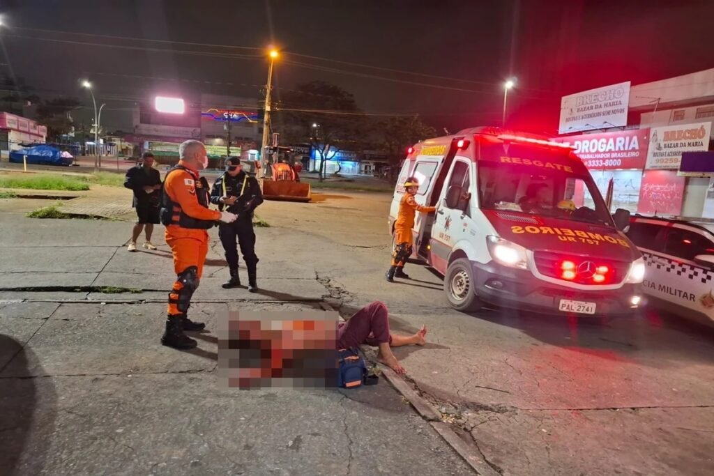 Por que a Justiça do DF liberou a mulher suspeita de esfaquear um homem? A Justiça do DF concedeu liberdade provisória a Giovanna Rodrigues, de 21 anos, por falta de evidências de “periculosidade exacerbada”. Ela é ré primária e possui bons antecedentes, o que influenciou na decisão. Quais foram as circunstâncias do crime no Recanto das Emas? Giovanna, junto com dois homens, perseguiu e esfaqueou um homem após uma discussão em um bar. A vítima foi hospitalizada em estado grave, mas sobreviveu. Quais medidas cautelares foram impostas à acusada? Giovanna deve usar tornozeleira eletrônica e cumprir outras medidas cautelares enquanto responde ao processo em liberdade. Como a polícia identificou a suspeita? A polícia usou descrições físicas e apelidos fornecidos pela vítima, além de imagens de câmeras de segurança, para localizar Giovanna. Qual é o estado atual da investigação? Os outros dois envolvidos ainda estão sendo investigados, e o caso requer apuração mais aprofundada devido à sua complexidade. Qual foi a reação da defesa de Giovanna? O advogado Bruno Morato afirmou que os fatos estão em apuração e serão esclarecidos durante o processo, garantindo o contraditório e a ampla defesa.