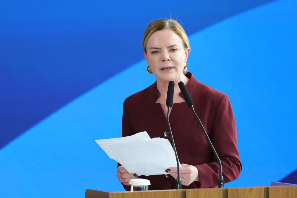 A **Justiça Federal de Brasília** indeferiu um pedido de tutela de urgência apresentado pela ministra **Gleisi Hoffmann** (PT) contra o senador **Flávio Bolsonaro** (PL), conforme relatado pelo portal Metrópoles. A solicitação de Gleisi visava a remoção imediata de um vídeo postado por Flávio em sua conta no Instagram. A ministra alegava que a mídia, manipulada digitalmente, vinculava sua imagem a atos que poderiam prejudicar sua reputação. O pedido foi negado nesta terça-feira, 17, e a decisão judicial destacou a importância de equilibrar a liberdade de expressão com a proteção da imagem pessoal. Segundo a publicação, o vídeo em questão teria sido editado de forma a associar a imagem de Gleisi a eventos que ela considera prejudiciais à sua figura pública. A ministra argumentou que a manutenção do vídeo nas redes sociais poderia causar danos irreparáveis à sua imagem e reputação, justificando assim a necessidade de uma ação imediata por parte da Justiça. No entanto, a decisão judicial enfatizou que, para a concessão de tutela de urgência, é necessário comprovar a probabilidade do direito e o perigo de dano ou risco ao resultado útil do processo, critérios que, segundo a Justiça, não foram suficientemente demonstrados no caso apresentado por Gleisi. O caso levanta questões importantes sobre os limites da **liberdade de expressão** nas redes sociais e a proteção da imagem pública de figuras políticas. A decisão da Justiça reflete um entendimento de que, embora a proteção da honra e da imagem seja um direito fundamental, ela deve ser ponderada com o direito à liberdade de expressão, especialmente em contextos que envolvem figuras públicas e debates políticos. Este equilíbrio é crucial para garantir que a liberdade de expressão não seja utilizada de forma abusiva, mas também que não seja restringida de maneira excessiva, preservando assim o debate democrático e a pluralidade de opiniões.