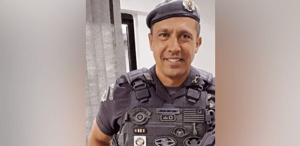 A **Justiça de São Paulo** negou um pedido liminar para a soltura do **tenente-coronel Geraldo Leite Rosa Neto**, acusado de feminicídio contra sua esposa, a soldado **Gisele Alves Santana**, e de fraude processual. Segundo a publicação, o pedido foi analisado pelo desembargador **Cesar Augusto Andrade de Castro**, que decidiu que a questão deve ser apreciada por todos os integrantes do colegiado da 9ª Câmara de Direito Criminal. O advogado de defesa, **Eugênio Malavasi**, afirmou ao UOL que o fundamento usado pelo desembargador está "juridicamente correto". Por que a Justiça negou o pedido de soltura? A decisão de negar a liminar foi baseada na necessidade de uma análise mais aprofundada pelo colegiado da 9ª Câmara Criminal. O grupo de desembargadores ainda examinará o pedido de **habeas corpus**, podendo decidir pela soltura ou não de Neto. Não há uma data definida para essa decisão. Como a família de Gisele reagiu à decisão? A defesa da família de Gisele expressou alívio com a decisão. O advogado **José Miguel Júnior Silva** declarou que a liminar negada representa "um passo importante" no processo. Qual é a situação atual de Geraldo Leite Rosa Neto? Neto foi preso em **São José dos Campos (SP)** no dia 18 de março, um mês após a morte de Gisele. Ele está detido no **Presídio Militar Romão Gomes**, na zona norte de São Paulo. Recentemente, o **Superior Tribunal de Justiça (STJ)** também negou um recurso da defesa, mantendo a prisão do policial militar. A Corte não aceitou a tese de que o **Tribunal de Justiça Militar de São Paulo** era incompetente para decidir pela prisão preventiva do réu. O que aconteceu no dia da morte de Gisele? Gisele foi encontrada com um tiro na cabeça no apartamento onde morava com o marido, no Brás, em São Paulo, em 18 de fevereiro. Ela foi socorrida em estado grave, mas a morte foi constatada no mesmo dia. Geraldo afirmou em depoimento que, no dia dos fatos, discutiu com Gisele sobre a separação. Ele alegou que, após a discussão, ouviu um barulho e encontrou Gisele ferida no chão. Quais são as alegações da defesa de Geraldo? Geraldo nega ter matado a esposa e afirma ter a consciência tranquila. Ele declarou que está sendo atacado por inverdades e que colabora com as autoridades desde o início das investigações. O advogado de Geraldo destacou que informações descontextualizadas estão sendo divulgadas, afetando a honra e dignidade do cliente. Como a investigação está sendo conduzida? O caso foi inicialmente registrado como suicídio, mas foi alterado para "morte suspeita" após depoimento da mãe de Gisele. A ocorrência está sendo investigada pelo 8º Distrito Policial (Brás) e pela **Corregedoria da Polícia Militar**. O corpo de Gisele foi exumado para nova perícia, que apontou lesões contundentes na face e região cervical, mas não encontrou lesões típicas de defesa. Quais são as medidas de proteção disponíveis para vítimas de violência? Denúncias de violência podem ser feitas pelo telefone 180, da **Central de Atendimento à Mulher**, que funciona 24 horas. O serviço oferece orientação e encaminha vítimas para serviços de proteção. Também é possível denunciar pelo Disque 100, aplicativo Direitos Humanos Brasil, ou pela página da **Ouvidoria Nacional de Direitos Humanos (ONDH)**. Em situações de risco, a vítima pode solicitar medidas protetivas de urgência, conforme a **Lei Maria da Penha**. Essas informações destacam a complexidade e a seriedade do caso, que continua a ser investigado pelas autoridades competentes.