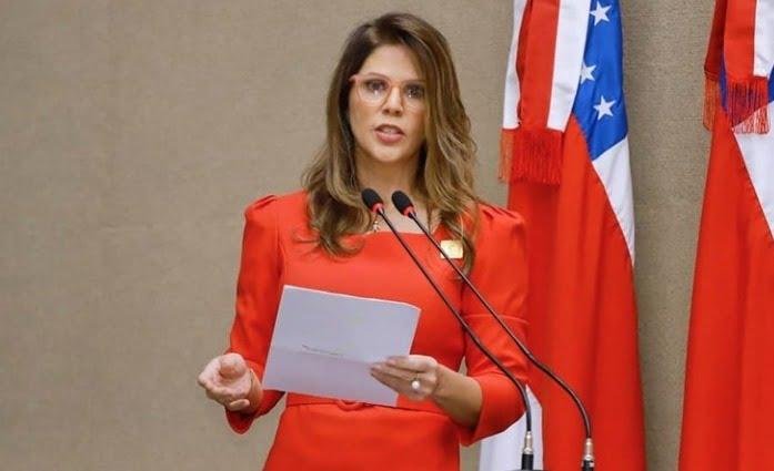 Por que a eleição da OAB-AM foi suspensa? A Justiça Federal da 1ª Região suspendeu a eleição devido à candidatura de Giselle Pascarelli, esposa do desembargador Flávio Pascarelli, gerando controvérsias e impugnações. Quais são as consequências da suspensão da eleição? A votação só poderá ocorrer após o julgamento de todas as impugnações e com autorização específica da Justiça. Quem é Giselle Pascarelli e por que sua candidatura é controversa? Giselle Pascarelli é advogada e esposa do desembargador Flávio Pascarelli. Sua candidatura gerou impugnações devido a possíveis conflitos de interesse. Qual foi a reação do presidente da OAB-AM à suspensão? Jean Cleuter Mendonça, presidente da OAB-AM, manteve a votação para o domingo, 29, apesar da ordem judicial de suspensão. Como o desembargador Flávio Pascarelli se manifestou sobre o caso? Flávio Pascarelli utilizou redes sociais para apoiar publicações favoráveis à manutenção da data da eleição e à candidatura de sua esposa. Qual é o papel da Justiça Federal na suspensão da eleição? A Justiça Federal determinou a suspensão para garantir que todas as pendências e impugnações sejam analisadas antes da retomada do pleito. Quais são os próximos passos para a retomada da eleição? A eleição só poderá ser retomada após a análise completa das impugnações e com uma autorização específica da Justiça. Como a suspensão da eleição afeta a OAB-AM? A suspensão gera incertezas e pode impactar a credibilidade e o funcionamento da OAB-AM até que a situação seja resolvida. O que motivou as impugnações contra Giselle Pascarelli? As impugnações foram motivadas por possíveis conflitos de interesse devido à relação de Giselle com o desembargador Flávio Pascarelli. Qual é a importância da OAB-AM no contexto jurídico do Amazonas? A OAB-AM desempenha um papel crucial na representação e regulação dos advogados no estado, influenciando o sistema jurídico local. Como a mídia está cobrindo o caso da suspensão da eleição? A mídia está destacando a controvérsia em torno da candidatura de Giselle Pascarelli e as decisões judiciais que impactam a eleição. Quais são as possíveis repercussões legais para a OAB-AM? A OAB-AM pode enfrentar desafios legais e administrativos até que todas as questões relacionadas à eleição sejam resolvidas. Como a comunidade jurídica do Amazonas está reagindo à suspensão? A comunidade jurídica está acompanhando de perto o desenrolar do caso, que pode ter implicações significativas para a advocacia local. O que a suspensão da eleição revela sobre o sistema judiciário no Amazonas? A suspensão destaca a importância da transparência e da imparcialidade no processo eleitoral dentro de instituições jurídicas. Quais são as expectativas para a resolução do caso? Espera-se que a Justiça analise rapidamente as impugnações para permitir que a eleição ocorra de forma justa e transparente.