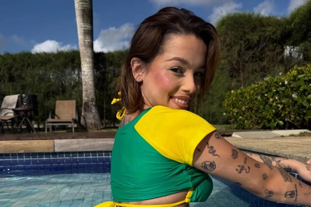 Kamylinha Santos, conhecida como a "filha" de **Hytalo Santos**, surpreendeu seus seguidores ao anunciar, através de seu perfil no Instagram, que está grávida de seu primeiro filho. O anúncio ocorreu na segunda-feira, 16 de março, e rapidamente chamou a atenção do público, especialmente devido ao contexto em que foi feito. O momento da revelação coincide com o desenrolar do caso envolvendo Hytalo Santos, o que gerou ainda mais interesse e especulações sobre a vida pessoal de Kamylinha. Segundo a publicação do site Metrópoles, o anúncio de Kamylinha ocorre em um período conturbado, marcado por questões legais e pessoais envolvendo Hytalo Santos. Embora os detalhes do caso não tenham sido especificados na publicação, a associação de Kamylinha com Hytalo, descrita como uma relação de "filha", adiciona uma camada de complexidade à situação. A gravidez de Kamylinha, portanto, não apenas marca uma nova fase em sua vida pessoal, mas também se entrelaça com os eventos que cercam Hytalo, potencialmente influenciando a percepção pública de ambos. O anúncio de Kamylinha foi recebido com uma mistura de surpresa e apoio por parte de seus seguidores e do público em geral. A notícia de sua gravidez em meio ao caso de Hytalo Santos destaca a resiliência de Kamylinha em seguir em frente com sua vida pessoal, apesar das circunstâncias desafiadoras. Segundo o site Metrópoles, a revelação foi feita de maneira direta e emocionada, refletindo a importância do momento para Kamylinha. Este desenvolvimento pessoal pode representar um novo começo para ela, enquanto o caso de Hytalo continua a se desenrolar, mantendo a atenção do público e da mídia.