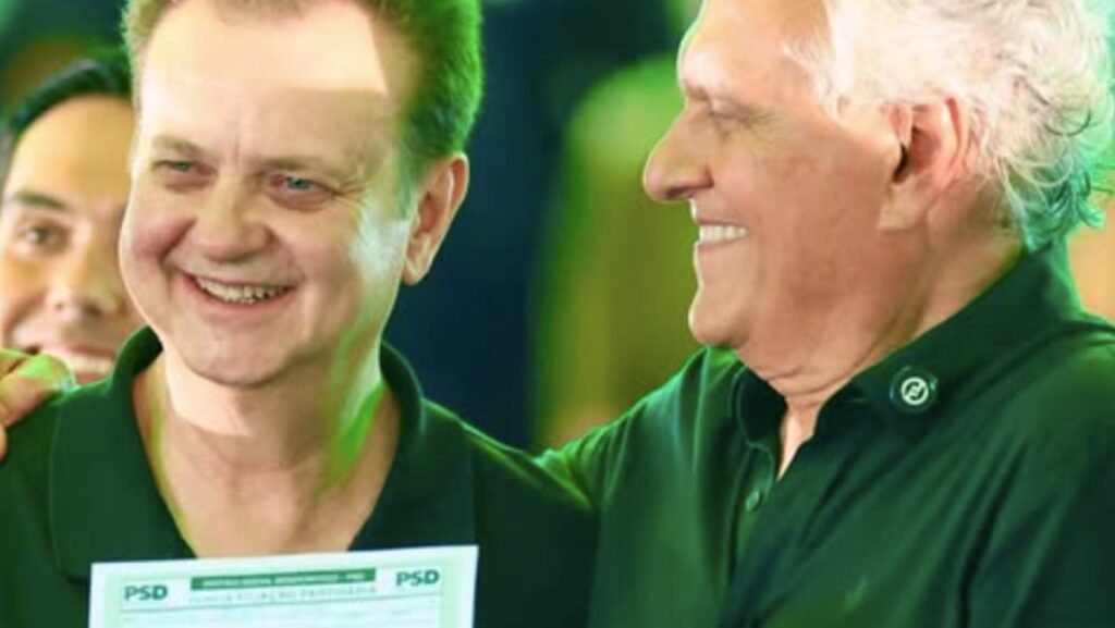 **Kassab Decreta o Fim da Alternativa a Lula e Flávio Bolsonaro: O Impacto da Escolha de Caiado como Pré-Candidato** A recente decisão de **Gilberto Kassab**, líder do PSD, de escolher **Ronaldo Caiado** como pré-candidato à Presidência, marca uma mudança significativa no cenário político brasileiro. Esta escolha, segundo a publicação do O Antagonista, representa a admissão de que o PSD desistiu de ocupar o espaço de centro que vinha almejando. Mas o que levou a essa decisão e quais são suas implicações para o futuro político do Brasil? Inicialmente, o PSD se posicionava como um potencial mediador em uma eleição polarizada entre o lulopetismo e o bolsonarismo. O partido, segundo a publicação, passou meses promovendo a ideia de que poderia ser o "fiel da balança", oferecendo uma alternativa de **centro**, focada em moderação e responsabilidade institucional. No entanto, a saída de **Ratinho Junior** do cenário político parece ter sido o catalisador para a mudança de estratégia de Kassab. A escolha de Ronaldo Caiado, que não representa o centro em um recorte sério, segundo a análise, é vista como uma decisão que visa o crescimento do partido no Congresso, ao invés de uma tentativa genuína de oferecer uma alternativa política. Caiado, com sua trajetória política, compete diretamente com o eleitorado bolsonarista, o que, em vez de ampliar o campo político, apenas fragmenta ainda mais um território já saturado. **Eduardo Leite**, que nunca foi unanimidade dentro do PSD, era visto como o único nome capaz de sustentar uma candidatura fora do eixo polarizado. No entanto, sua falta de densidade política e apelo popular, conforme mencionado na análise, contribuíram para sua exclusão. Kassab, ao optar por Caiado, parou de fingir que queria construir uma alternativa e decidiu entrar no conflito já existente, o que é mais benéfico para o partido. Essa decisão tem implicações significativas para o eleitorado que rejeita tanto Lula quanto o bolsonarismo. Sem uma candidatura de centro competitiva, esses eleitores ficam sem opção viável, sendo empurrados para um dos polos. Isso aumenta o risco de uma definição no primeiro turno, especialmente se a eleição se resumir a um confronto entre Lula e um nome do campo bolsonarista, como Flávio Bolsonaro. A análise destaca que as pesquisas já indicam essa possibilidade. Além disso, discursos à direita, como o do presidente nacional do Novo, **Eduardo Ribeiro**, reforçam essa leitura. Ribeiro defende a candidatura de **Romeu Zema** e rejeita a concentração em torno de um único nome, apontando para uma estratégia de disputa mais aberta no primeiro turno, visando uma reorganização posterior. A importância de Zema e, agora, de Caiado, reside na capacidade de fragmentar o primeiro turno, aumentando as chances de um segundo turno, onde seria possível uma reorganização e formação de alianças. Sem um segundo turno, não há espaço para convergência ou construção de uma maioria, como observado no recente cenário político do Chile. A decisão de Kassab, descrita como curiosamente pouco pragmática, abre mão de disputar o centro e ganhar milhões de votos, aderindo a uma disputa já saturada. Essa escolha, segundo a análise, atende principalmente ao bolsonarismo, mesmo que finjam não gostar. Assim, o cenário político brasileiro se vê mais uma vez diante de uma polarização acentuada, com poucas alternativas viáveis para aqueles que buscam uma terceira via.
