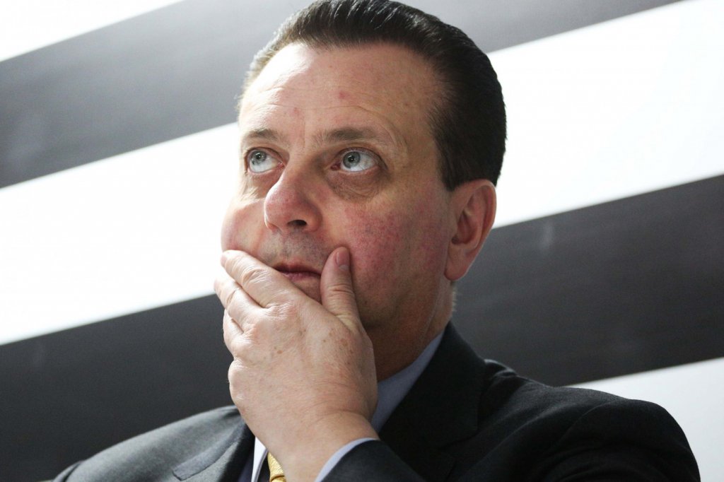 **Gilberto Kassab**, presidente do PSD e ex-secretário de Relações Institucionais do governo de São Paulo, tomou uma decisão inesperada ao deixar seu cargo no Palácio dos Bandeirantes. Segundo a publicação, Kassab comunicou sua demissão ao governador **Tarcísio de Freitas** por meio de uma mensagem, antes mesmo de uma reunião agendada para discutir o assunto. Essa reunião, que deveria ocorrer na quarta-feira, foi adiada para quinta-feira, dia 26, para oficializar a decisão. Por que Kassab decidiu sair antes da reunião? A relação entre Kassab e Tarcísio vinha se deteriorando desde fevereiro, após o Carnaval. Naquele mês, Kassab expressou descontentamento com a postura de Tarcísio, afirmando que o governador era submisso ao ex-presidente Jair Bolsonaro. Além disso, a estratégia agressiva de Kassab para filiar deputados e prefeitos ao PSD gerou incômodo não apenas em Tarcísio, mas também na base aliada, que viu essa movimentação como uma tentativa de fortalecer o PSD às custas do governo estadual. Como Tarcísio reagiu à demissão por mensagem? Segundo pessoas próximas, Tarcísio recebeu a mensagem de Kassab no meio da tarde e respondeu agradecendo a parceria. No entanto, a saída surpresa de Kassab foi vista por interlocutores do governador como um encerramento abrupto e negativo da relação. Apesar disso, pessoas próximas a Tarcísio negam qualquer mal-estar e afirmam que a reunião de quinta-feira será uma oportunidade para selar a parceria de forma amigável. Qual é o impacto da saída de Kassab no governo de São Paulo? A demissão de Kassab levanta questões sobre o futuro do vice-governador de São Paulo, **Felício Ramuth**, também do PSD. A expectativa é que Ramuth se reúna com Kassab após a conversa com Tarcísio para decidir se permanecerá ou não na sigla. Kassab tinha interesse em ocupar o posto de vice, mas Tarcísio sempre se opôs a essa ideia, reafirmando recentemente a permanência de Ramuth. A saída de Kassab pode influenciar a decisão de Ramuth, que já considera uma possível mudança para o MDB. Quais foram as declarações de Kassab sobre sua saída? Em uma publicação feita no fim da tarde, Kassab elogiou Tarcísio, afirmando que foi uma honra trabalhar com ele. No entanto, destacou que sua posição se tornou incompatível com suas atividades políticas e eleitorais. Apesar de não mencionar Felício Ramuth em sua declaração, Kassab homenageou outros nomes, o que pode indicar uma mudança no cenário político do PSD em São Paulo. O que esperar da reunião entre Kassab e Tarcísio? A reunião marcada para quinta-feira será crucial para definir os rumos da relação entre o PSD e o governo de São Paulo. Será uma oportunidade para ambos os lados esclarecerem suas posições e, possivelmente, amenizarem qualquer tensão restante. Além disso, a decisão sobre o futuro de Felício Ramuth no PSD poderá ser influenciada por essa conversa, impactando a configuração política do estado. Em resumo, a demissão de Gilberto Kassab do governo de São Paulo, comunicada por mensagem, surpreendeu muitos e trouxe à tona questões sobre alianças políticas e o futuro do PSD no estado. A reunião entre Kassab e Tarcísio será um momento chave para definir os próximos passos e esclarecer as intenções de ambos os lados.