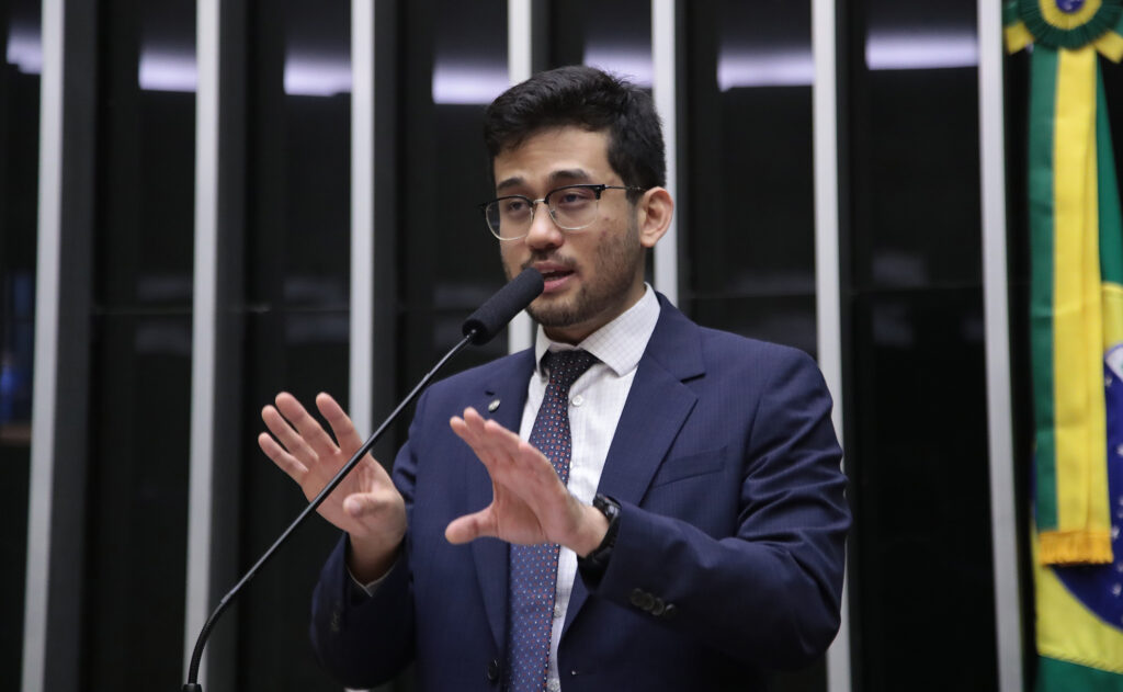 O deputado federal **Kim Kataguiri** expressou sua satisfação com a decisão do ministro **André Mendonça**, do Supremo Tribunal Federal (**STF**), que ordenou ao presidente do Congresso, **Davi Alcolumbre**, a leitura do requerimento para estender o prazo de funcionamento da **CPMI do INSS**. Esta decisão é vista como uma vitória significativa para aqueles que buscam uma investigação mais aprofundada sobre as questões que envolvem o Instituto Nacional do Seguro Social (**INSS**). Mas por que essa decisão é tão importante? A **CPMI do INSS** foi criada para investigar possíveis irregularidades no funcionamento do INSS, uma instituição crucial para a seguridade social no Brasil. O prazo inicial para o funcionamento da comissão estava previsto para terminar em 28 de março. No entanto, muitos acreditam que o tempo disponível não seria suficiente para uma investigação completa e detalhada. O que levou o ministro André Mendonça a intervir? A intervenção de Mendonça foi motivada pela necessidade de garantir que o processo democrático e investigativo não fosse interrompido prematuramente. A leitura do requerimento pelo presidente do Congresso é um passo essencial para que a prorrogação do prazo da CPMI seja formalizada, permitindo que a comissão continue seu trabalho sem interrupções. Qual é o papel de Davi Alcolumbre nesse contexto? Como presidente do Congresso, Alcolumbre tem a responsabilidade de conduzir os procedimentos legislativos, incluindo a leitura de requerimentos que afetam o funcionamento de comissões como a CPMI do INSS. A decisão de Mendonça sublinha a importância de seguir os trâmites legais e garantir que as investigações possam prosseguir de maneira adequada. Por que Kim Kataguiri está celebrando essa decisão? Kataguiri, como deputado federal, tem interesse em assegurar que as investigações sobre o INSS sejam conduzidas de forma completa e transparente. A decisão de Mendonça é vista como um reforço ao processo investigativo, garantindo que a CPMI tenha o tempo necessário para cumprir seu papel de fiscalização e apuração de possíveis irregularidades. Quais são as implicações dessa prorrogação para o INSS? A extensão do prazo da CPMI permite que a comissão tenha mais tempo para coletar dados, ouvir testemunhas e analisar documentos. Isso é crucial para identificar problemas sistêmicos e propor soluções que possam melhorar o funcionamento do INSS, beneficiando milhões de brasileiros que dependem dos serviços da instituição. Como essa decisão afeta o cenário político? A decisão de Mendonça pode ser vista como um exemplo de como o Judiciário pode intervir para assegurar que os processos legislativos e investigativos sejam respeitados. Isso pode ter implicações mais amplas para a relação entre os poderes Executivo, Legislativo e Judiciário no Brasil, destacando a importância de um equilíbrio saudável entre eles. Em resumo, a celebração de Kim Kataguiri reflete a importância de garantir que a **CPMI do INSS** tenha o tempo necessário para realizar seu trabalho de forma eficaz. A decisão de André Mendonça é um passo importante para assegurar que as investigações possam continuar, contribuindo para a transparência e a melhoria dos serviços prestados pelo INSS.