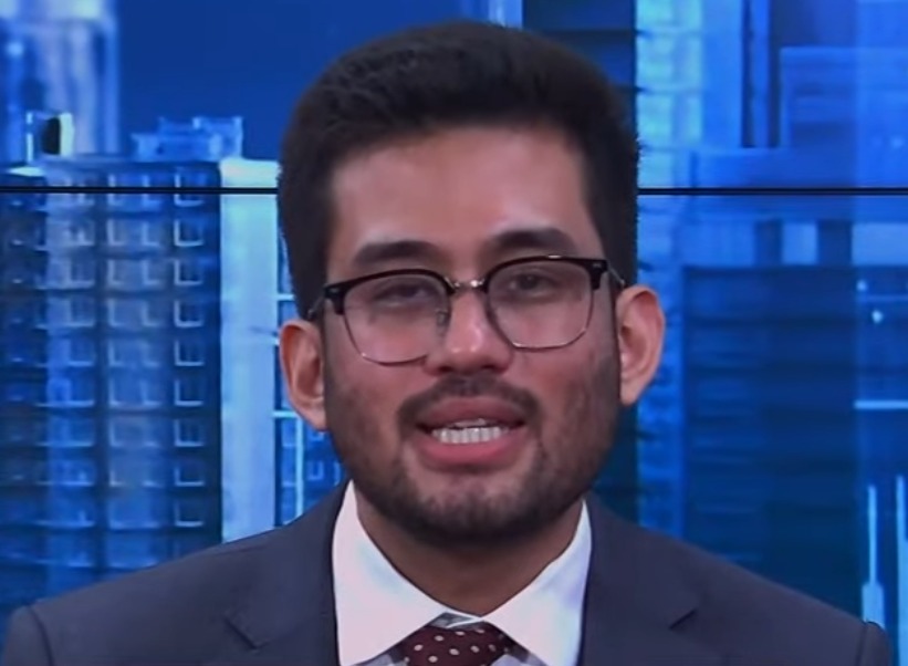 O deputado federal **Kim Kataguiri** não descarta a possibilidade de disputar o governo de **São Paulo**. Durante uma entrevista ao programa Direto ao Ponto, da **Jovem Pan News**, Kataguiri afirmou que a decisão sobre uma eventual candidatura será tomada em junho. Essa declaração coloca o deputado como um potencial candidato em um dos estados mais importantes do Brasil, o que pode influenciar significativamente o cenário político local. Segundo a publicação da Jovem Pan News, Kataguiri destacou a importância de avaliar o cenário político e as alianças possíveis antes de tomar uma decisão definitiva. Ele enfatizou que a escolha de se candidatar ao governo paulista dependerá de uma série de fatores, incluindo o apoio de seu partido e a viabilidade de uma campanha competitiva. Além disso, o deputado mencionou que está focado em seu trabalho atual na Câmara dos Deputados, mas não descarta a possibilidade de assumir novos desafios políticos. A possível candidatura de Kim Kataguiri ao governo de São Paulo pode trazer novas dinâmicas para a política estadual. Como um dos líderes do **Movimento Brasil Livre (MBL)**, Kataguiri tem uma base de apoio significativa entre os jovens e aqueles que defendem pautas liberais. Sua entrada na disputa poderia atrair um eleitorado em busca de renovação política e de propostas alinhadas com a agenda liberal. No entanto, a decisão final sobre sua candidatura ainda está em aberto e será influenciada por diversos fatores políticos e estratégicos até junho, conforme mencionado na entrevista.