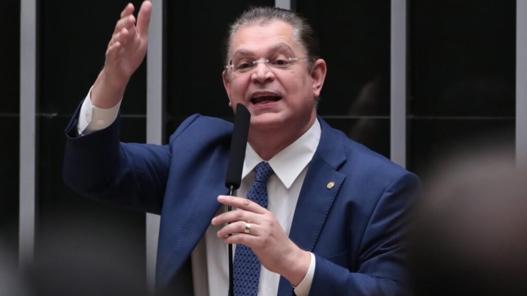 Por que o líder do PL decidiu apresentar queixa-crime contra Gilmar Mendes? Sóstenes Cavalcante, líder do PL, decidiu apresentar queixa-crime após Gilmar Mendes acusar a CPMI do INSS de vazar dados de Daniel Vorcaro, fundador do Master. Ele afirma que Gilmar deve provar a acusação. Quais são as acusações feitas por Gilmar Mendes? Gilmar Mendes acusou integrantes da CPMI de vazarem informações de Vorcaro, chamando o ato de "criminoso". Ele destacou a gravidade do vazamento durante o julgamento que encerrou os trabalhos da comissão. O que Sóstenes Cavalcante espera com a queixa-crime? Sóstenes espera que Gilmar Mendes apresente provas das acusações e identifique quem vazou os dados. Ele disponibilizou o documento da queixa para outros membros da comissão assinarem. Qual é o conteúdo dos dados vazados de Daniel Vorcaro? Os dados vazados incluem 329,3 MB de informações, como registros de agenda, e-mails, arquivos empresariais e imagens. Um documento central contém 1.687 páginas de mensagens entre Vorcaro e sua ex-namorada. Como a Polícia Federal está envolvida no caso? A Polícia Federal enviou à CPMI uma pasta com 1,08 GB de dados da perícia realizada nos celulares de Vorcaro. Parte desse material, 221 arquivos, acabou vazando para a imprensa. Qual é a reação de Martha Graeff sobre o vazamento das mensagens? Martha Graeff, ex-namorada de Vorcaro, considera recorrer à Justiça devido à divulgação das mensagens. Ela classificou a exposição como "grave violência, manifestamente ilegal e impressionantemente inútil". Quais são as possíveis consequências legais para os envolvidos no vazamento? Se comprovado o vazamento por parte da CPMI, os responsáveis podem enfrentar sanções legais. A queixa-crime busca responsabilizar quem divulgou as informações sigilosas. Como o caso afeta a imagem do STF e da CPMI? O caso pode abalar a confiança pública no STF e na CPMI, levantando questões sobre a segurança de informações sensíveis e a responsabilidade dos envolvidos em investigações parlamentares. Qual é a importância de proteger dados sigilosos em investigações? Proteger dados sigilosos é crucial para garantir a integridade das investigações e a privacidade dos envolvidos. Vazamentos podem comprometer processos judiciais e a confiança nas instituições. O que pode acontecer se Gilmar Mendes não apresentar provas? Se Gilmar não apresentar provas, sua acusação pode ser vista como infundada, afetando sua credibilidade. A queixa-crime busca justamente a comprovação ou retratação das declarações feitas. Como a imprensa obteve acesso aos dados vazados? O Poder360 teve acesso ao material vazado, que inclui informações detalhadas sobre as relações e atividades de Vorcaro. O vazamento levanta questões sobre a segurança dos dados em investigações. Qual é o impacto do vazamento para Daniel Vorcaro? O vazamento pode prejudicar a reputação de Vorcaro e expor detalhes pessoais e empresariais. A divulgação não autorizada de informações pode ter consequências legais e pessoais significativas para ele. O que a sociedade pode aprender com este caso? O caso destaca a importância da responsabilidade na gestão de dados sigilosos e a necessidade de mecanismos eficazes para prevenir vazamentos em investigações sensíveis.