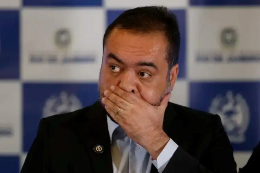 O **líder do PL na Câmara** tomou a iniciativa de buscar o **Supremo Tribunal Federal (STF)** para solucionar o impasse relacionado à sucessão de **Castro**. Este movimento ocorreu após o ministro **Luiz Fux** suspender as novas regras que haviam sido estabelecidas para a eleição do governador tampão que sucederá Castro. Segundo a publicação, a suspensão das regras por Fux gerou incertezas e preocupações dentro do partido, levando o líder do PL a procurar uma resolução junto ao STF. A busca por uma solução rápida e eficaz é crucial para garantir a estabilidade política e administrativa na região afetada. A decisão de Luiz Fux de suspender as novas regras para a eleição do governador tampão trouxe à tona uma série de desafios legais e políticos. Segundo o site, a suspensão foi motivada por questionamentos sobre a constitucionalidade das regras propostas, o que gerou um cenário de incerteza sobre como proceder com a sucessão de Castro. O líder do PL, ao procurar o STF, busca não apenas esclarecer o caminho legal a ser seguido, mas também assegurar que o processo de sucessão ocorra de forma justa e transparente. Este movimento é visto como uma tentativa de evitar um vácuo de poder e garantir que a transição de governo ocorra sem maiores contratempos. A intervenção do STF neste caso é de suma importância, pois o tribunal tem o papel de interpretar a Constituição e assegurar que todos os procedimentos legais sejam seguidos corretamente. A busca do líder do PL por uma solução junto ao STF destaca a importância de um judiciário forte e independente na resolução de disputas políticas complexas. Segundo a publicação, a expectativa é que o STF forneça uma orientação clara sobre como proceder com a eleição do governador tampão, garantindo assim que a sucessão de Castro ocorra de maneira ordenada e dentro dos parâmetros legais estabelecidos.