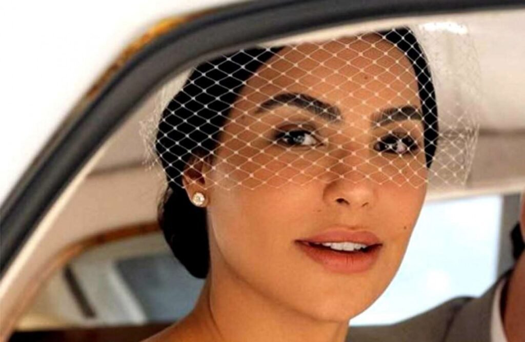 O **laudo do Imesc** concluiu que a influenciadora **Cíntia Chagas** não sofreu **violência psicológica** do ex-marido **Lucas Bove**. Esta informação é crucial para entender o desenrolar dos acontecimentos envolvendo o casal. Mas o que exatamente significa essa conclusão? Segundo a publicação, o laudo do Imesc, que é uma instituição respeitada na análise de casos de violência, não encontrou evidências que sustentassem as alegações de violência psicológica feitas por Cíntia Chagas. Além disso, um outro laudo, desta vez do **Instituto Médico Legal (IML)**, trouxe mais detalhes ao caso. Este laudo analisou a alegação de Cíntia Chagas sobre ter sido agredida em uma área específica do corpo. A conclusão foi que o local onde ela afirmou sentir dor devido à agressão apresenta sinais de **calcificação e tendinite**. Mas o que isso significa no contexto das alegações de agressão? Segundo a publicação, a presença de calcificação e tendinite pode indicar condições médicas preexistentes, que não necessariamente são resultado de agressão física. Essas conclusões levantam questões importantes sobre a veracidade das alegações de Cíntia Chagas. Como esses laudos impactam a percepção pública sobre o caso? A publicação sugere que os laudos podem desmascarar as alegações da influenciadora, colocando em dúvida a narrativa apresentada por ela. Isso levanta uma discussão mais ampla sobre a importância de evidências concretas em casos de alegações de violência. O jornalista **Ricardo Feltrin** comentou o assunto em um vídeo, trazendo sua perspectiva sobre o impacto dessas revelações. Segundo a publicação, Feltrin discute como a divulgação desses laudos pode influenciar a opinião pública e o desenrolar do caso na esfera judicial. A análise de Feltrin é importante para entender como a mídia e a opinião pública podem ser influenciadas por novas informações em casos de grande repercussão. Este caso também destaca a importância do apoio de assinantes e parceiros comerciais para a continuidade de investigações jornalísticas. A publicação enfatiza que o apoio dos leitores é crucial para manter a independência e a qualidade do jornalismo investigativo. Eles incentivam os leitores a se tornarem assinantes, oferecendo acesso exclusivo a conteúdos como o primeiro podcast conservador do Brasil e a revista "A Verdade", que promete revelar "assuntos proibidos" no Brasil. Em resumo, os laudos do Imesc e do IML trazem novas perspectivas sobre as alegações de Cíntia Chagas, questionando a veracidade de suas afirmações e destacando a importância de evidências concretas em casos de alegações de violência. A análise de Ricardo Feltrin e o apoio contínuo dos leitores são elementos fundamentais para o desenvolvimento e a compreensão desse caso complexo.