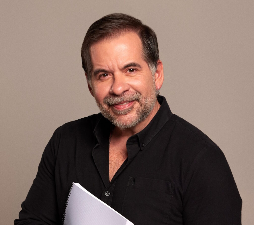 **Leandro Hassum** foi escolhido para apresentar o novo reality show "Casa do Patrão", uma criação de Boninho, que será exibido pela Record em parceria com o Disney+. A estreia está marcada para abril, com as gravações ocorrendo em **Itapecerica da Serra**. Segundo a publicação, a escolha de Hassum para o comando do programa foi uma decisão conjunta entre a Record e o Disney+, destacando a confiança das emissoras no carisma e na experiência do humorista para atrair o público e garantir o sucesso do reality. O programa "Casa do Patrão" promete trazer uma abordagem inovadora ao gênero de reality shows, com a assinatura de Boninho, conhecido por seu trabalho em programas de grande audiência. Segundo o site, o reality será ambientado em uma casa especialmente preparada para os desafios e dinâmicas que os participantes enfrentarão. A escolha de Itapecerica da Serra como local das gravações sugere um cenário que combina elementos urbanos e naturais, proporcionando um ambiente diversificado para as atividades do programa. A parceria entre a Record e o Disney+ para a produção de "Casa do Patrão" marca um movimento estratégico no mercado de entretenimento, unindo a expertise da Record em produções televisivas com a força do Disney+ no streaming. Segundo a publicação, essa colaboração busca ampliar o alcance do programa, atingindo tanto o público tradicional da televisão quanto os assinantes da plataforma digital. Com Leandro Hassum à frente do projeto, espera-se que o reality conquiste uma audiência diversificada, atraindo fãs de diferentes faixas etárias e gostos.